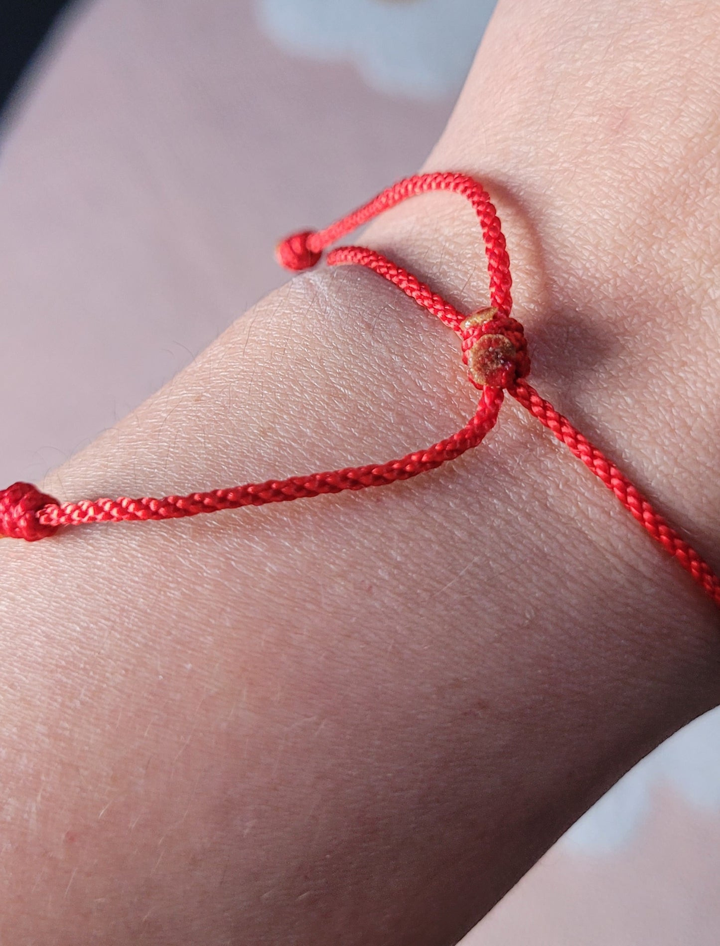 Pulsera de hilo rojo con dije de cruz/ Red thread bracelet with cross charm