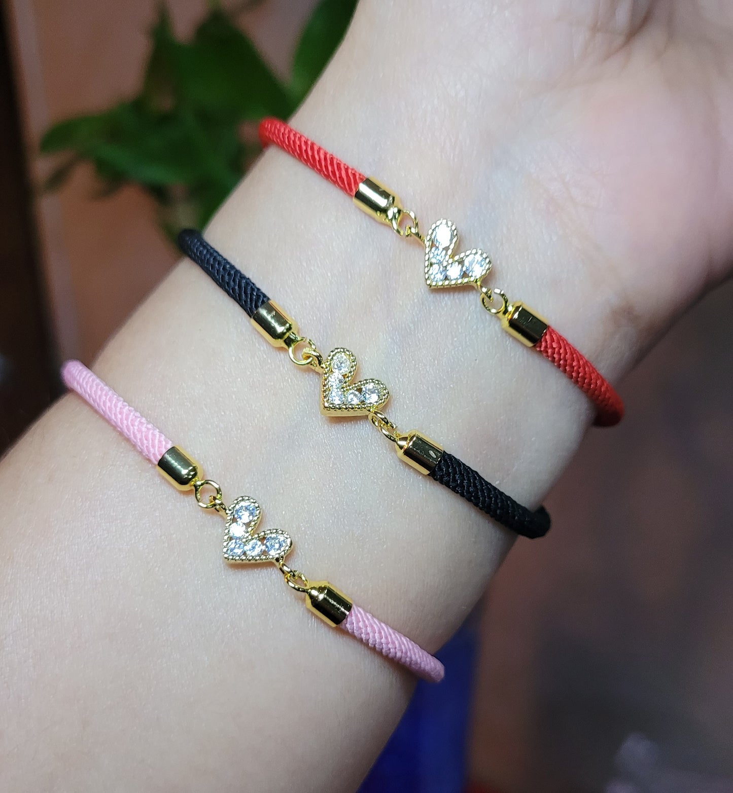 Pulsera con cordon ajustable con dije de corazon con Zircon/ Adjustable cord bracelet with heart charm and zircon.