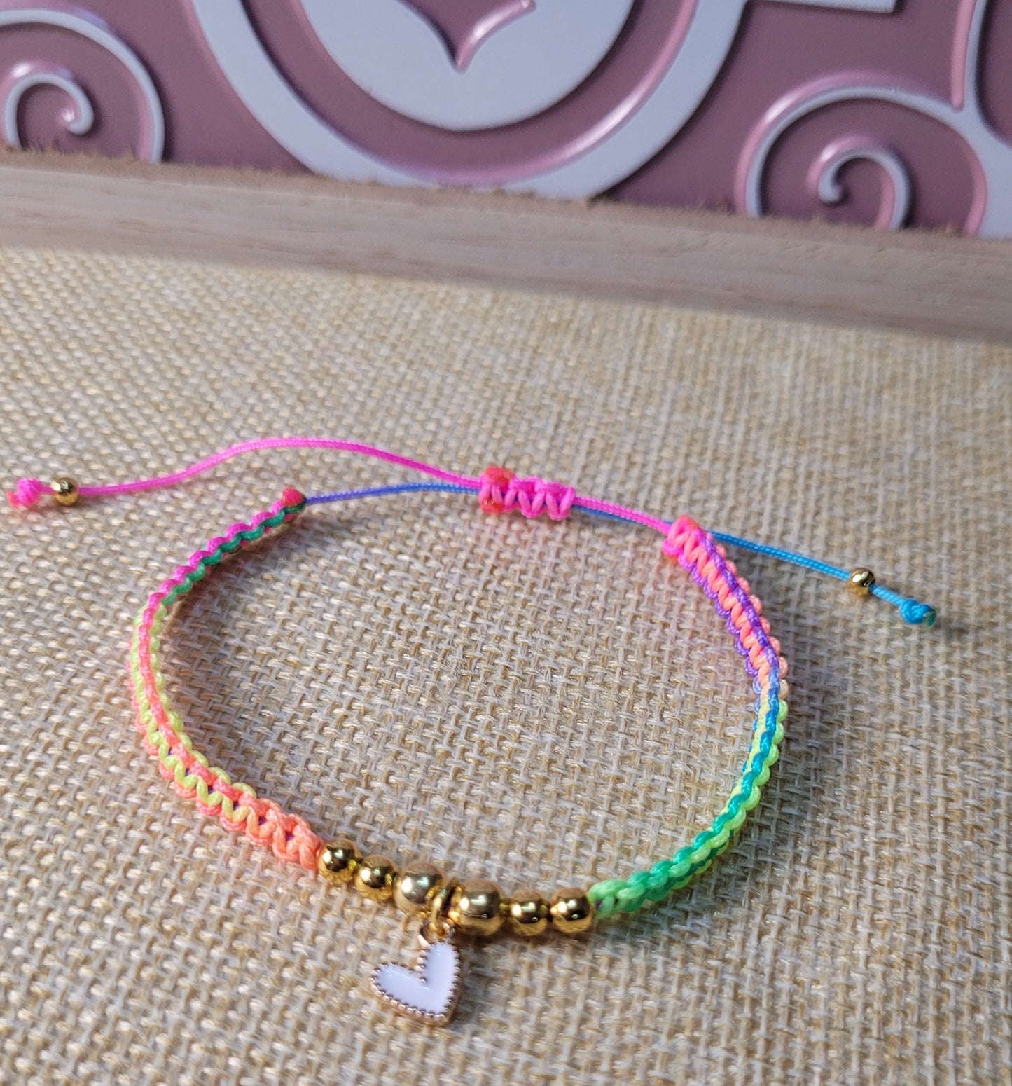 Pulseras con dije de corazon/ Bracelets with heart charms