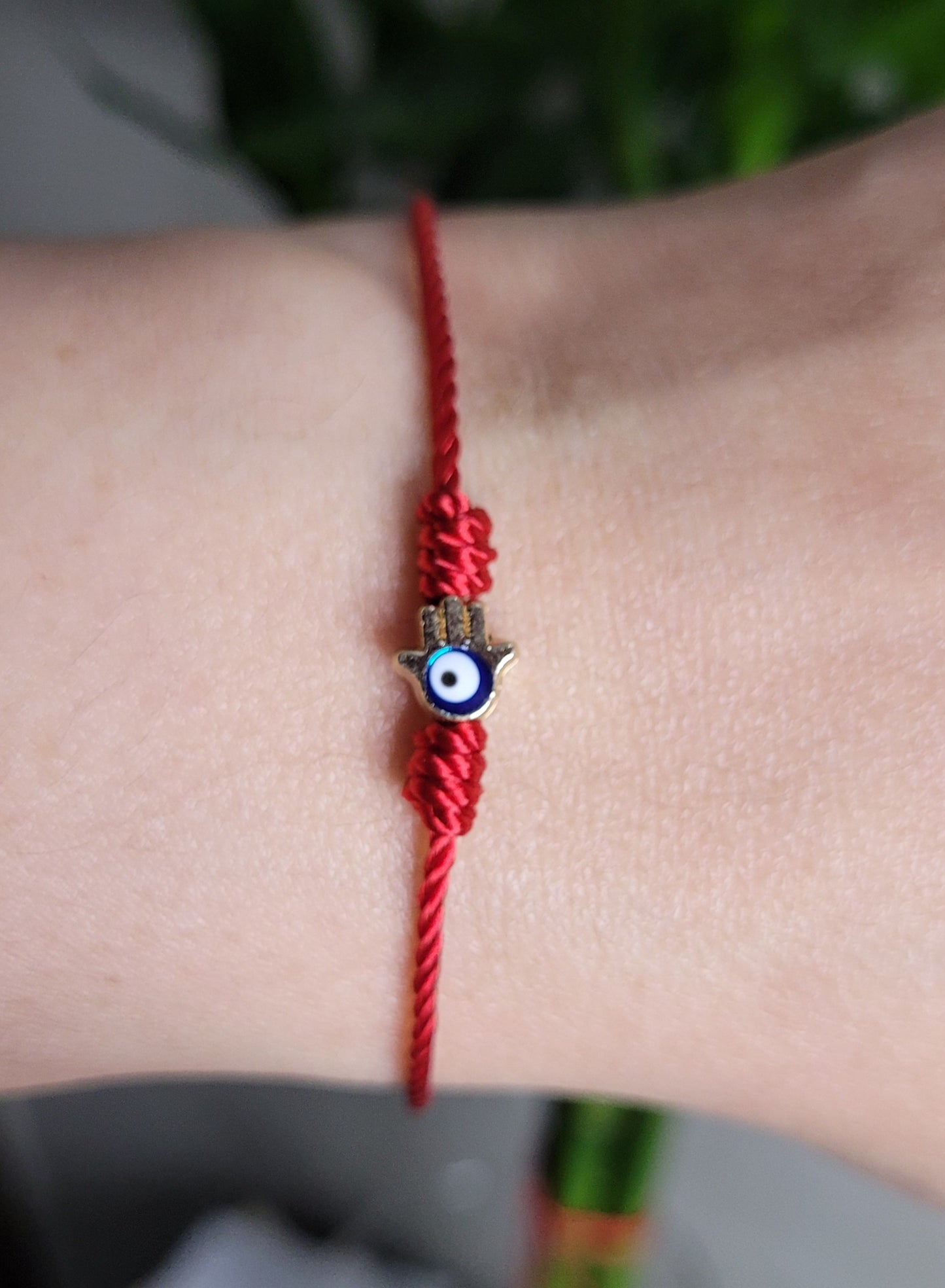 Pulsera fina hilo rojo con mano de fatima para la protección/ Thin red thread bracelet with hand of fatima for protection