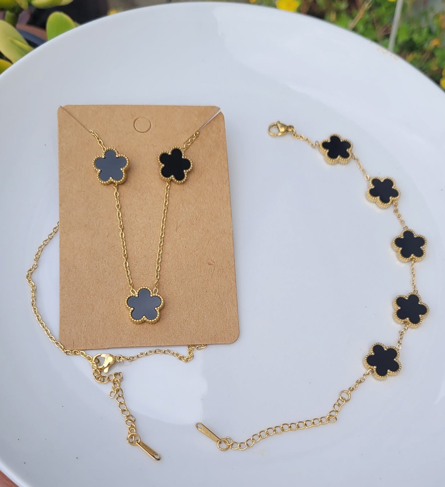 Set de acero inoxidable con dije cinco hojas/ Stainless steel set with five-leaf pendant