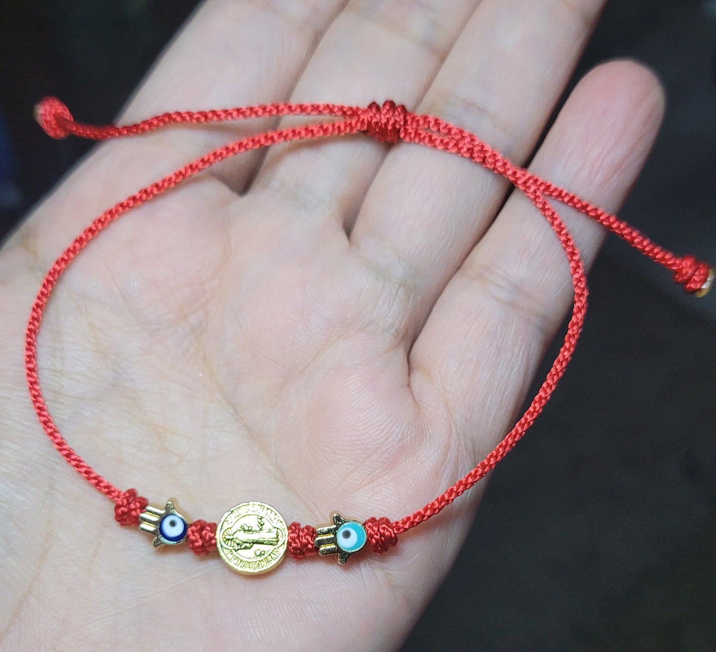 Pulsera de protección hilo rojo con dije mano de fatima y San Benito de Abad/ Red thread protection bracelet with Fatima's hand charm and Saint Benedict the Abbot