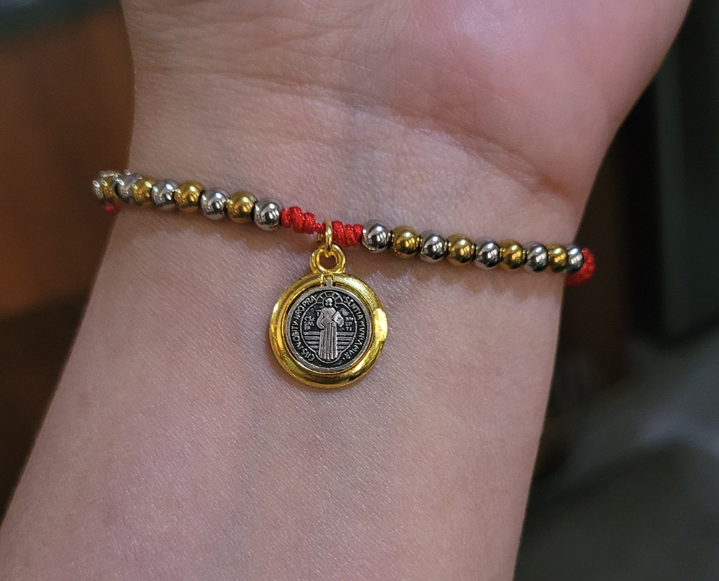 Pulsera de protección San Benito de Abad con balines dorados y plateados/ Saint Benedict the Abbot protection bracelet with beads
