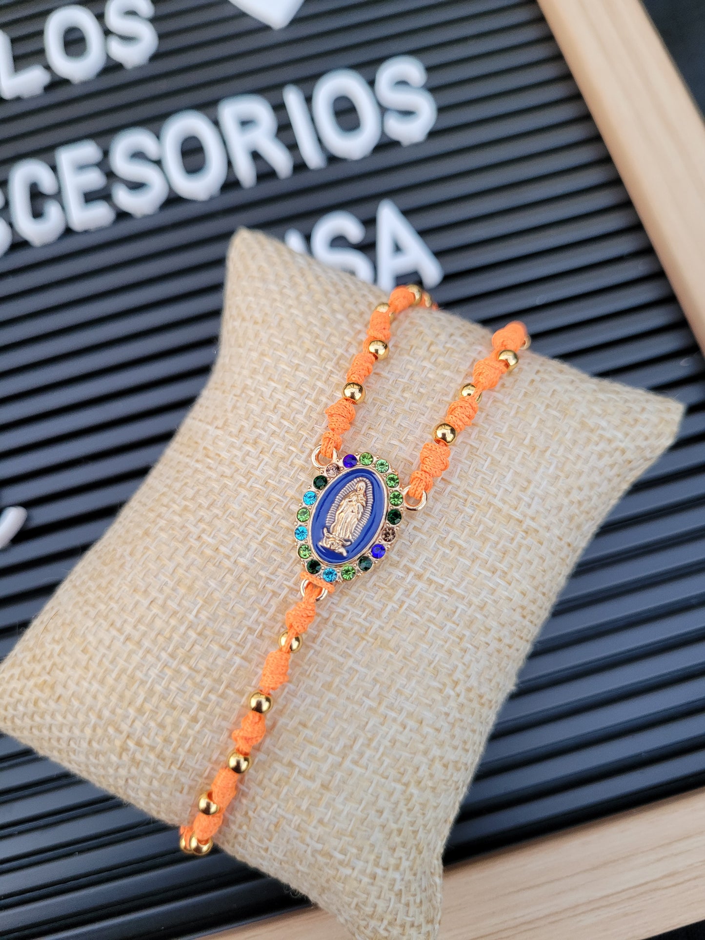 Pulseras tipo rosario con balines/ Rosary-style bracelets with beads