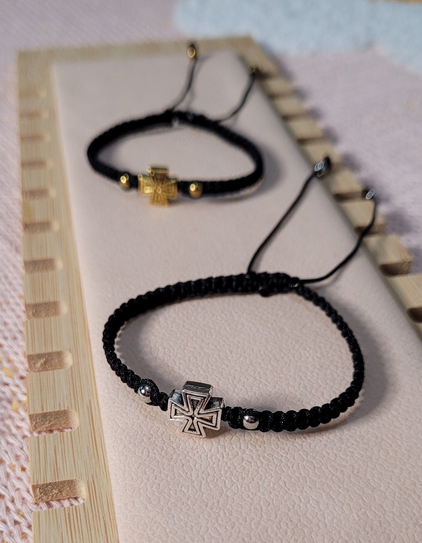 Pulsera tejida ajustable unisex con dije de cruz/ Unisex adjustable woven bracelet with cross charm