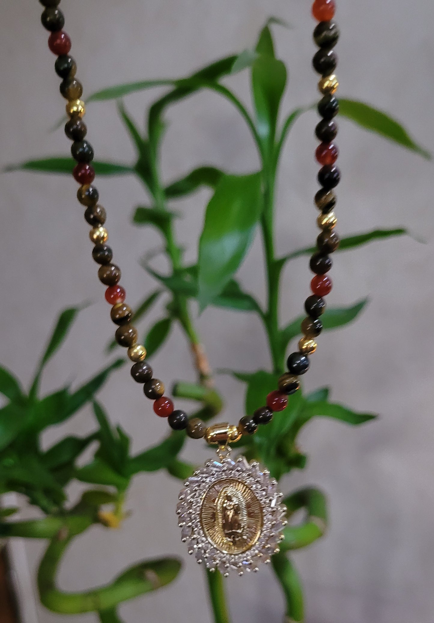 Collar Virgen de Guadalupe con Piedras Naturales Ojo de Tigre y Cornalina/ Virgin of Guadalupe Necklace with Natural Tiger's Eye and Carnelian Stones