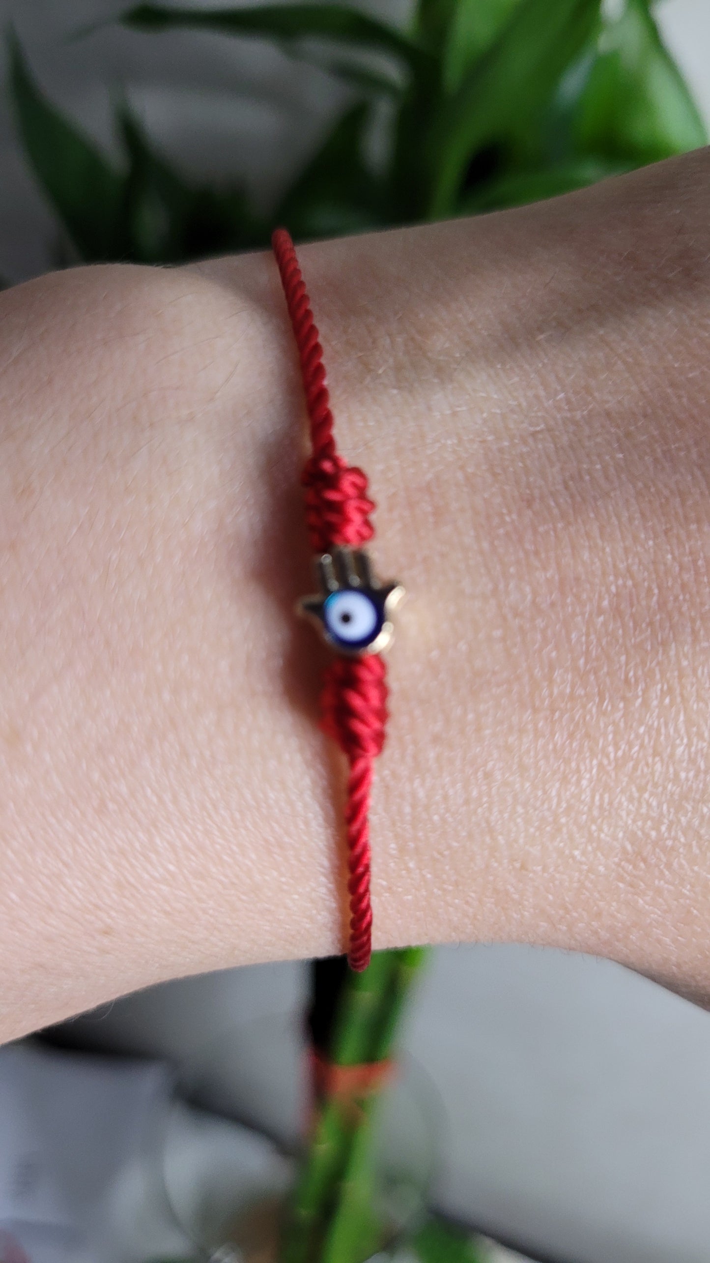 Pulsera fina hilo rojo con mano de fatima para la protección/ Thin red thread bracelet with hand of fatima for protection