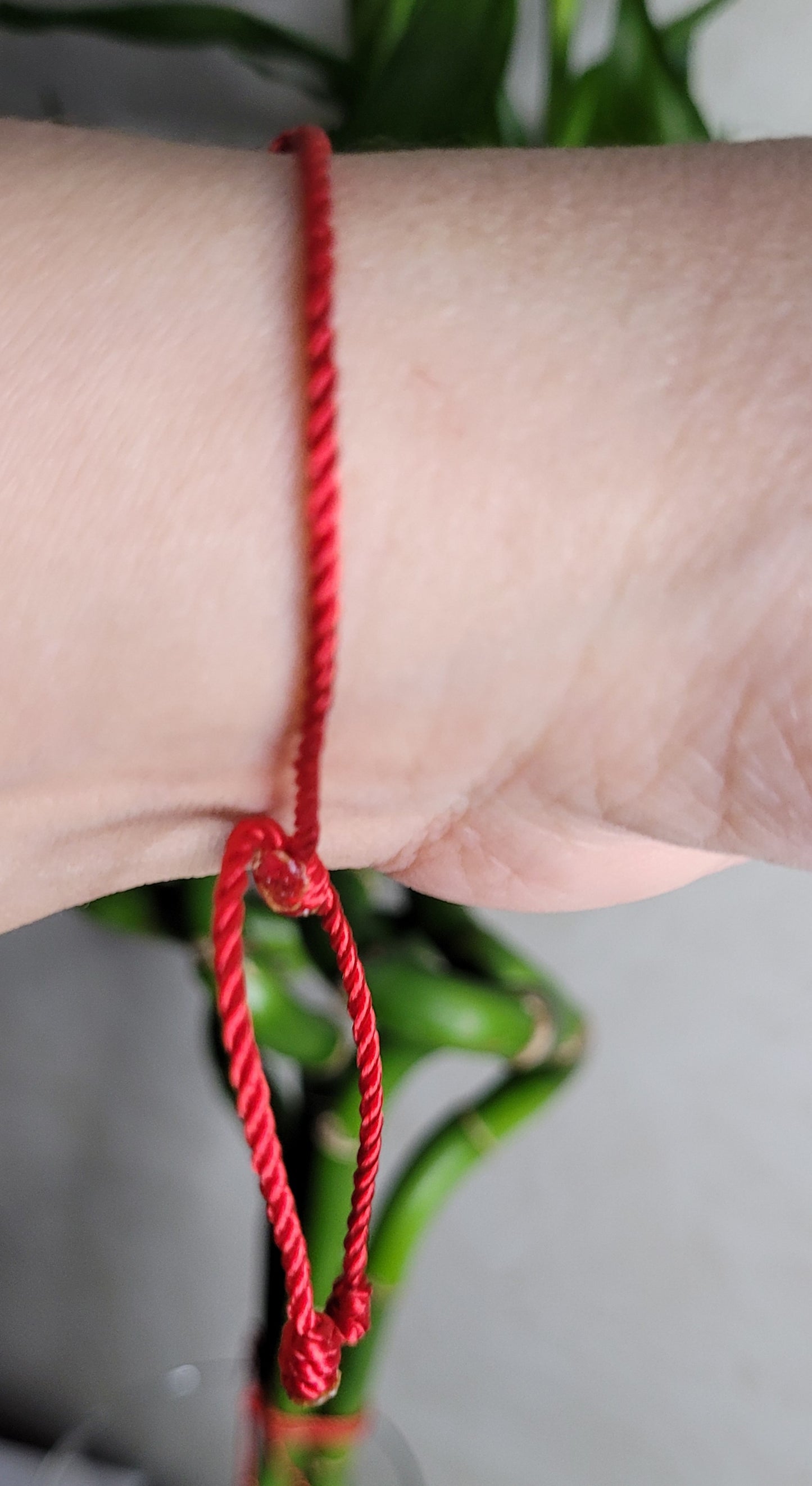Pulsera fina hilo rojo con mano de fatima para la protección/ Thin red thread bracelet with hand of fatima for protection