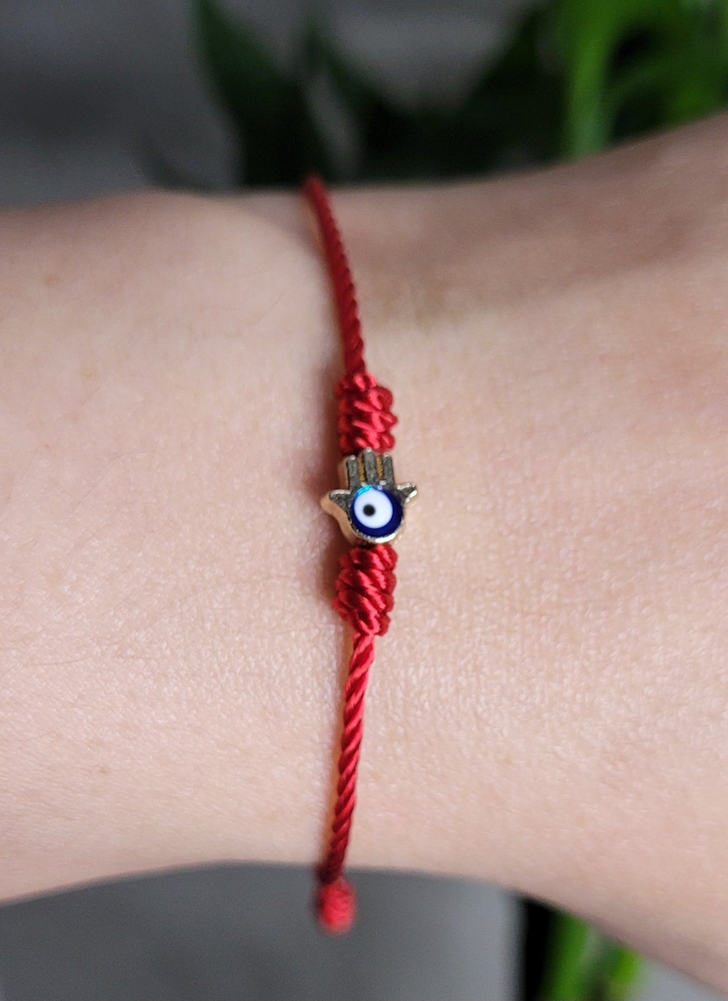Pulsera fina hilo rojo con mano de fatima para la protección/ Thin red thread bracelet with hand of fatima for protection