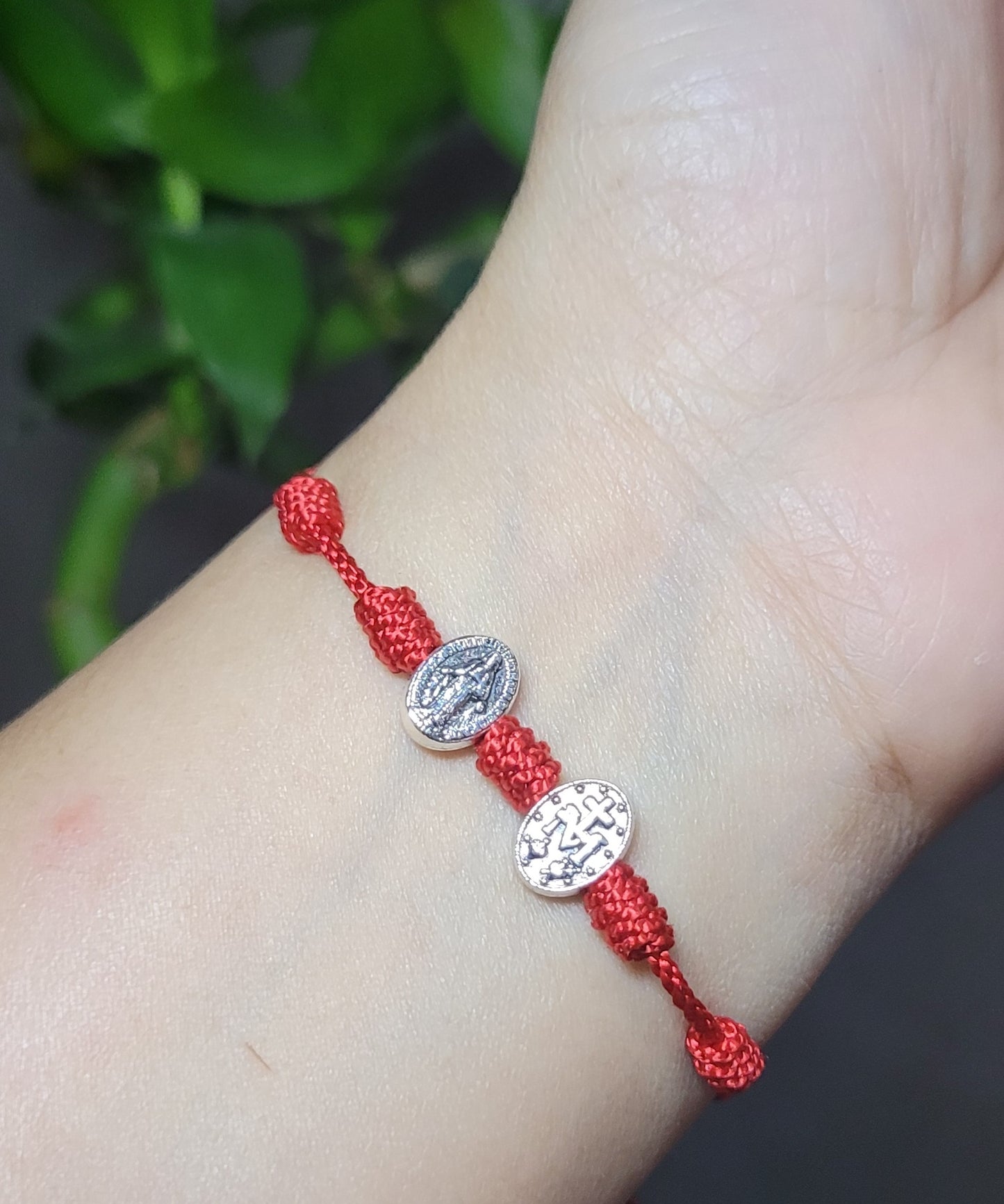 Pulsera 7 nudos con dije doble de Virgen Maria/ 7 knot bracelet with double Virgin Mary charm