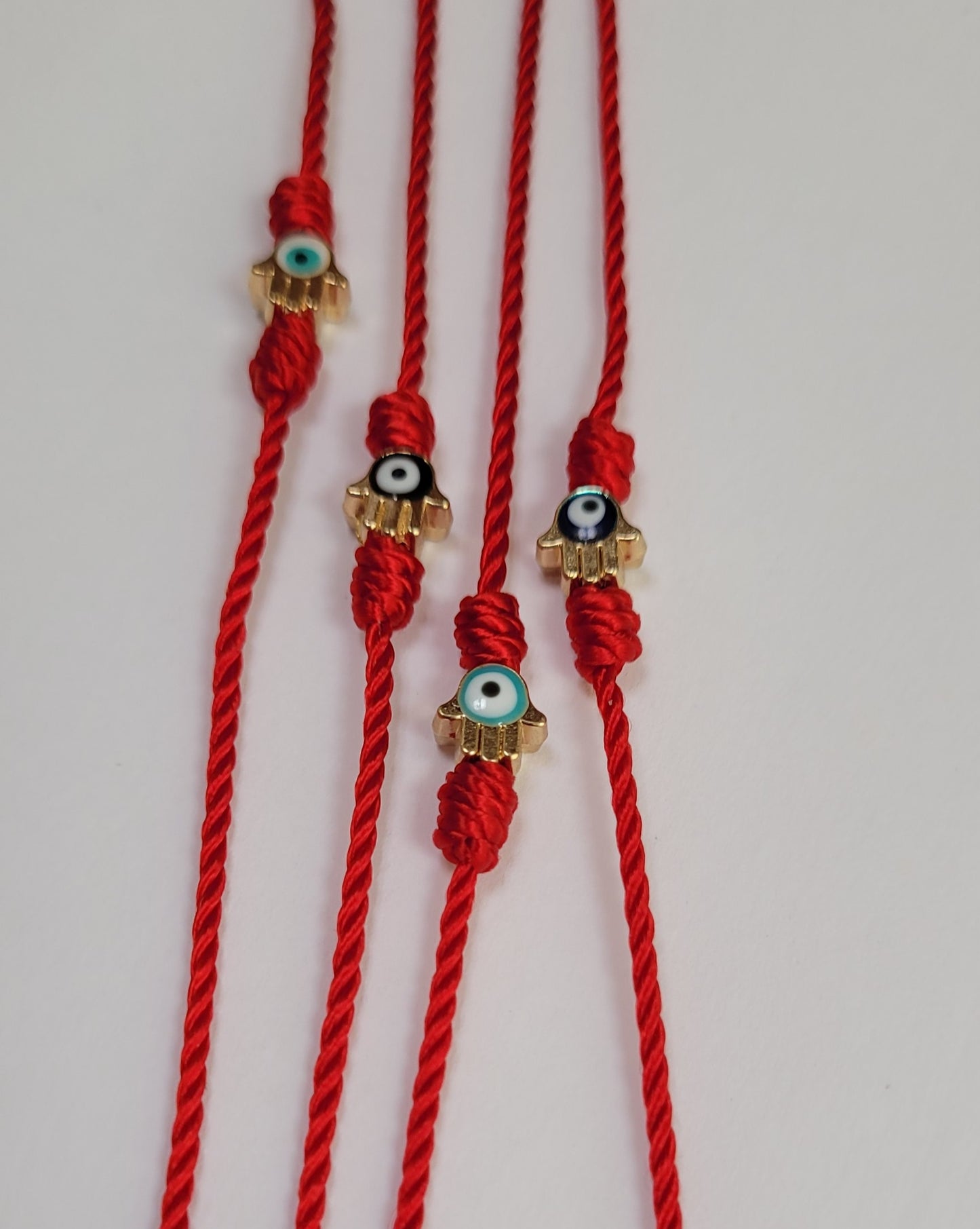 Pulsera fina hilo rojo con mano de fatima para la protección/ Thin red thread bracelet with hand of fatima for protection