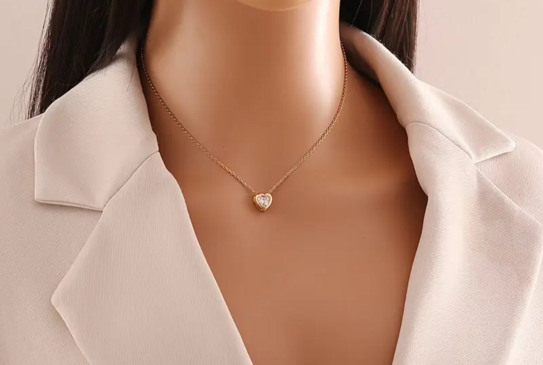 Cadena de acero inoxidable con dije de corazon con Zircon/ Stainless steel chain with heart pendant and zircon.