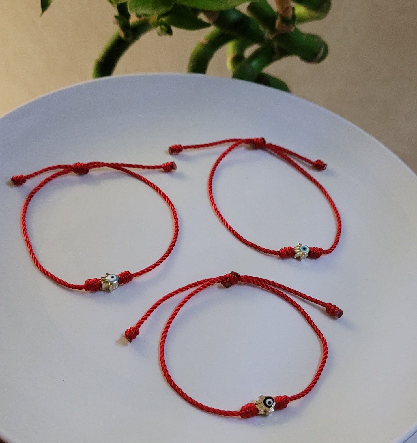Pulsera fina hilo rojo con mano de fatima para la protección/ Thin red thread bracelet with hand of fatima for protection