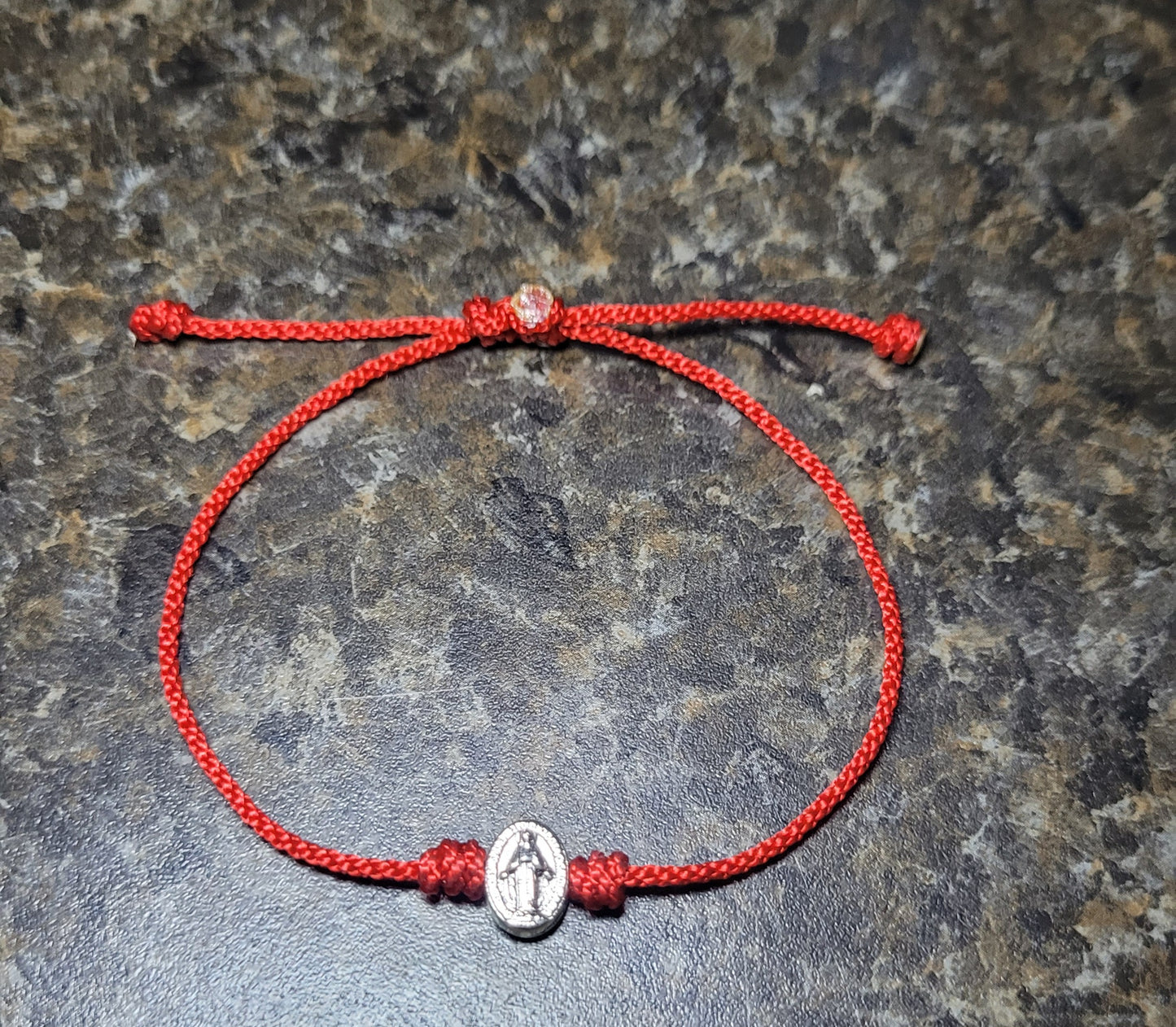 Pulsera de protección con dije de Virgen Maria/ Protection bracelet with Virgin Mary charm