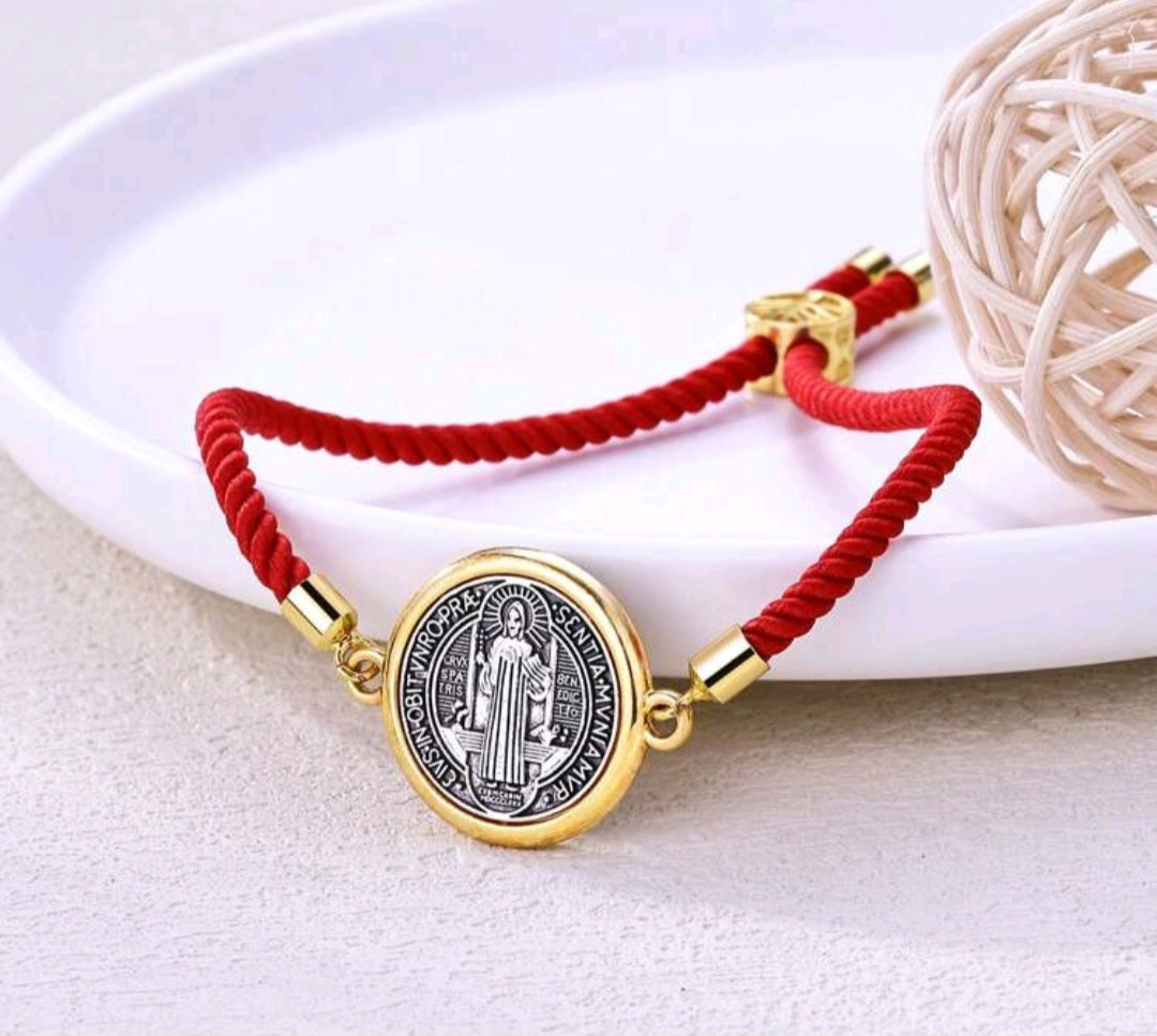 Pulsera ajustable con medalla San Benito de Abad/ Adjustable bracelet with Saint Benedict of Abad medal