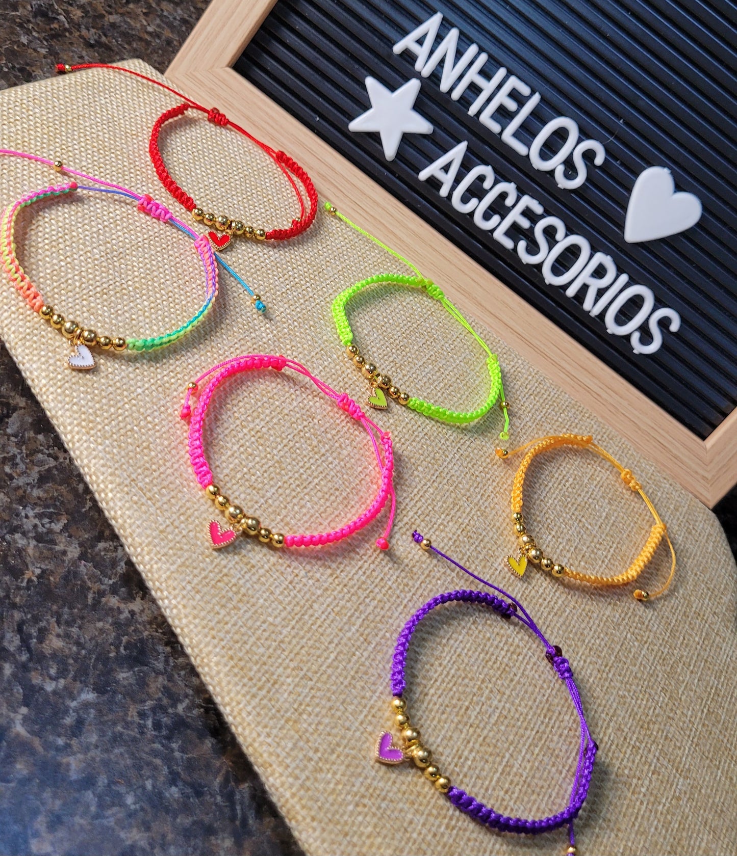 Pulseras con dije de corazon/ Bracelets with heart charms