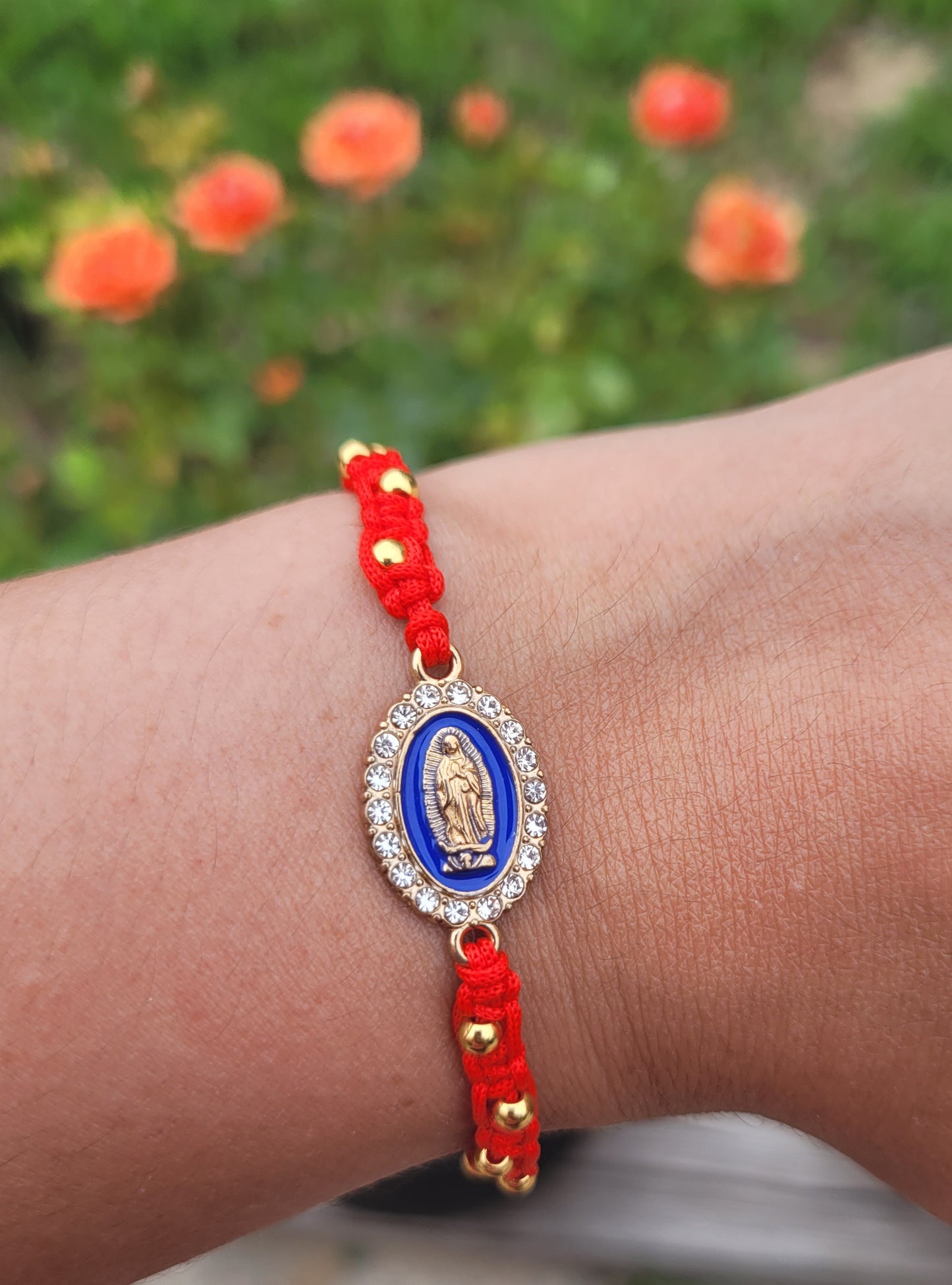 Pulsera ajustable con balines y dije de Virgen de Guadalupe/ Adjustable bracelet with pellets and Virgin of Guadalupe charm