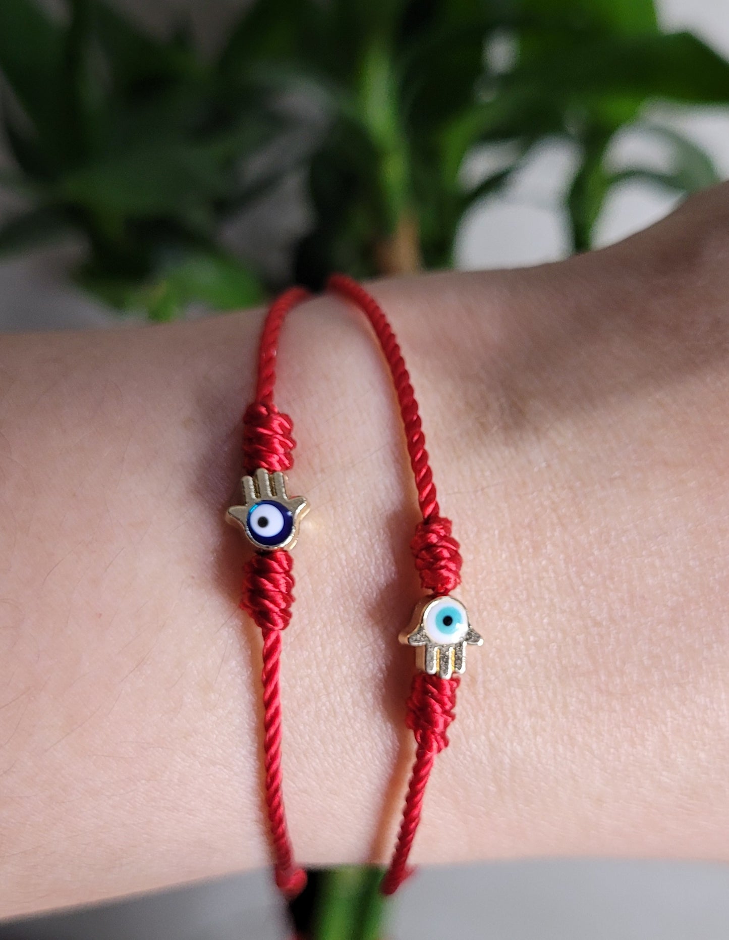 Pulsera fina hilo rojo con mano de fatima para la protección/ Thin red thread bracelet with hand of fatima for protection