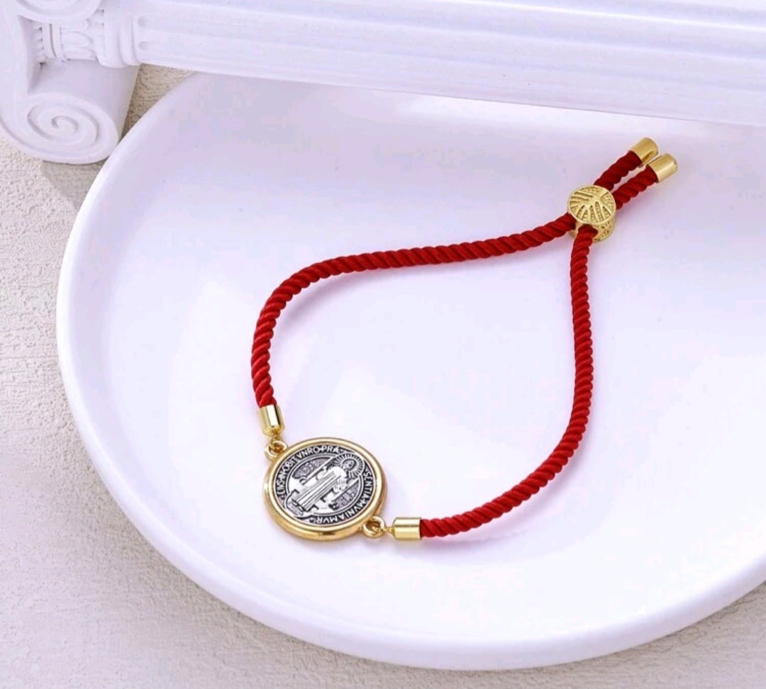 Pulsera ajustable con medalla San Benito de Abad/ Adjustable bracelet with Saint Benedict of Abad medal