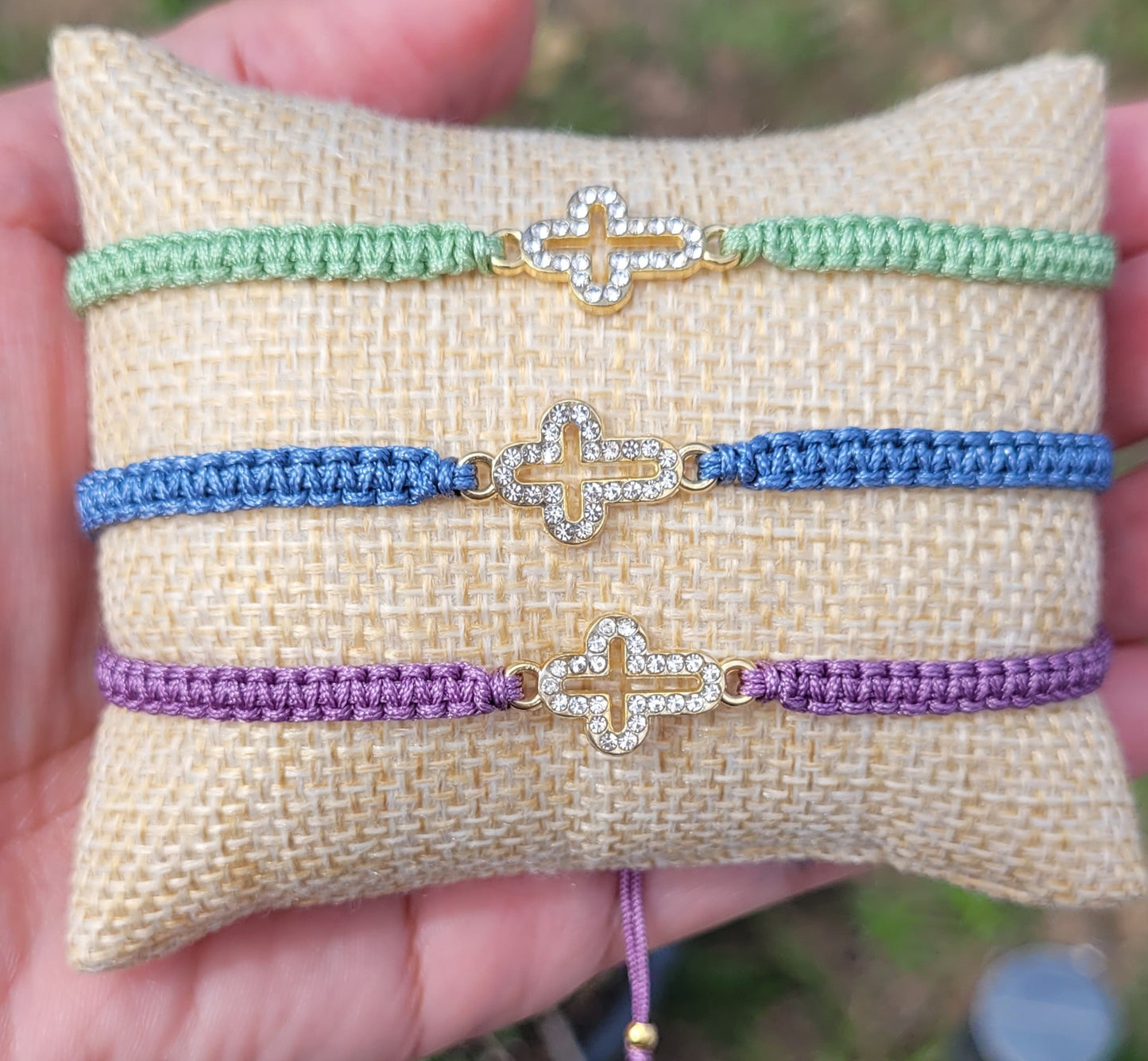 Pulsera tejida con dije cruz con brillantes/ Woven bracelet with cross charm and rhinestones.