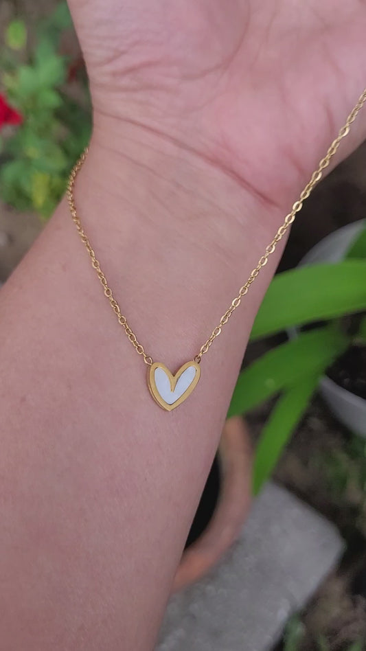 Cadena de acero con corazon nacarado/ Steel chain with mother-of-pearl heart