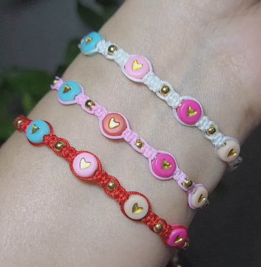Adjustable woven bracelet with hearts./Pulsera tejida ajustable con corazones