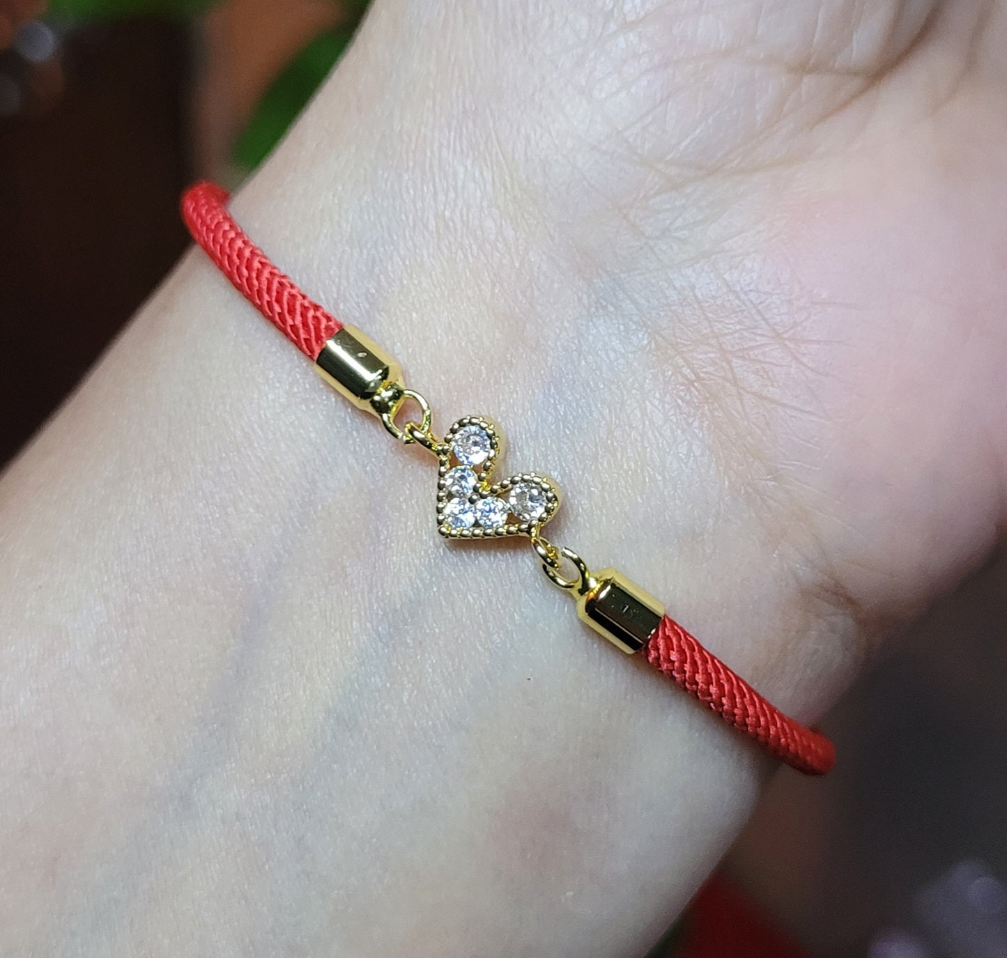 Pulsera con cordon ajustable con dije de corazon con Zircon/ Adjustable cord bracelet with heart charm and zircon.