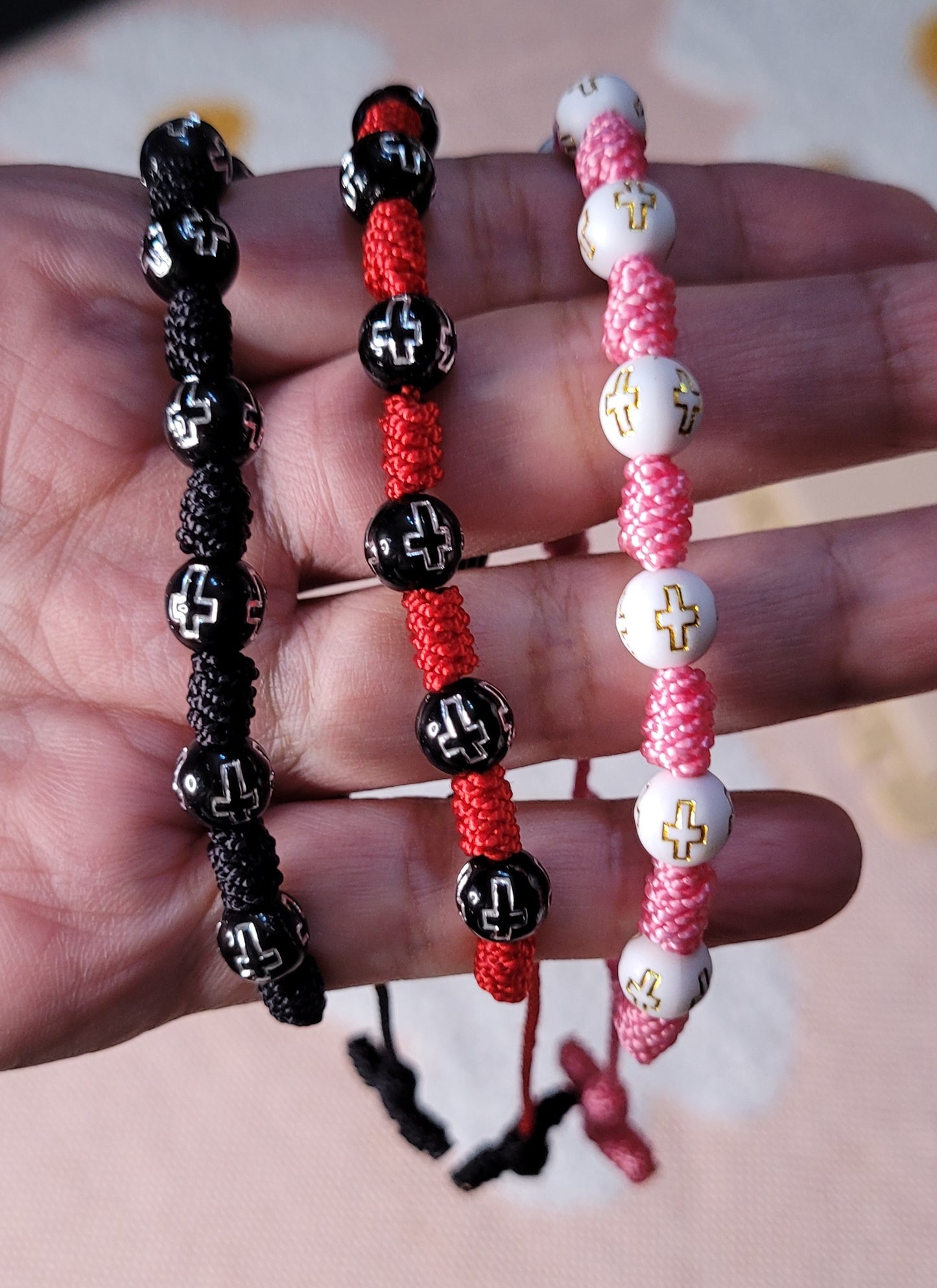 Pulsera rosario unisex con cruz de piedras acrílicas./ Unisex rosary bracelet with acrylic stones cross.