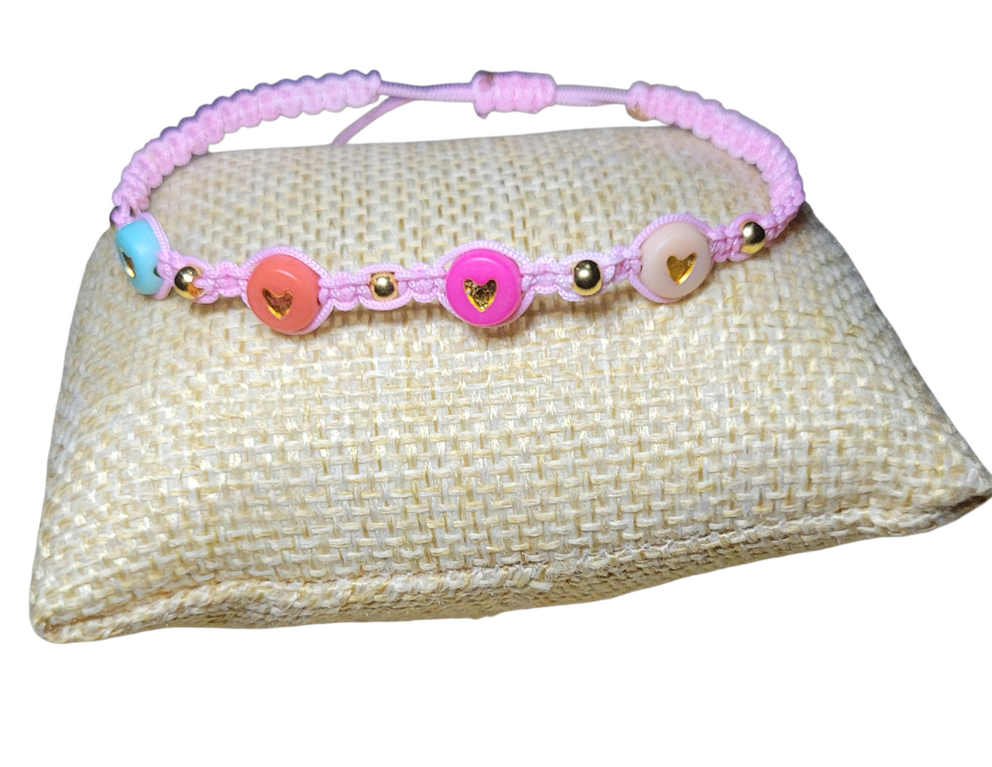 Adjustable woven bracelet with hearts./Pulsera tejida ajustable con corazones