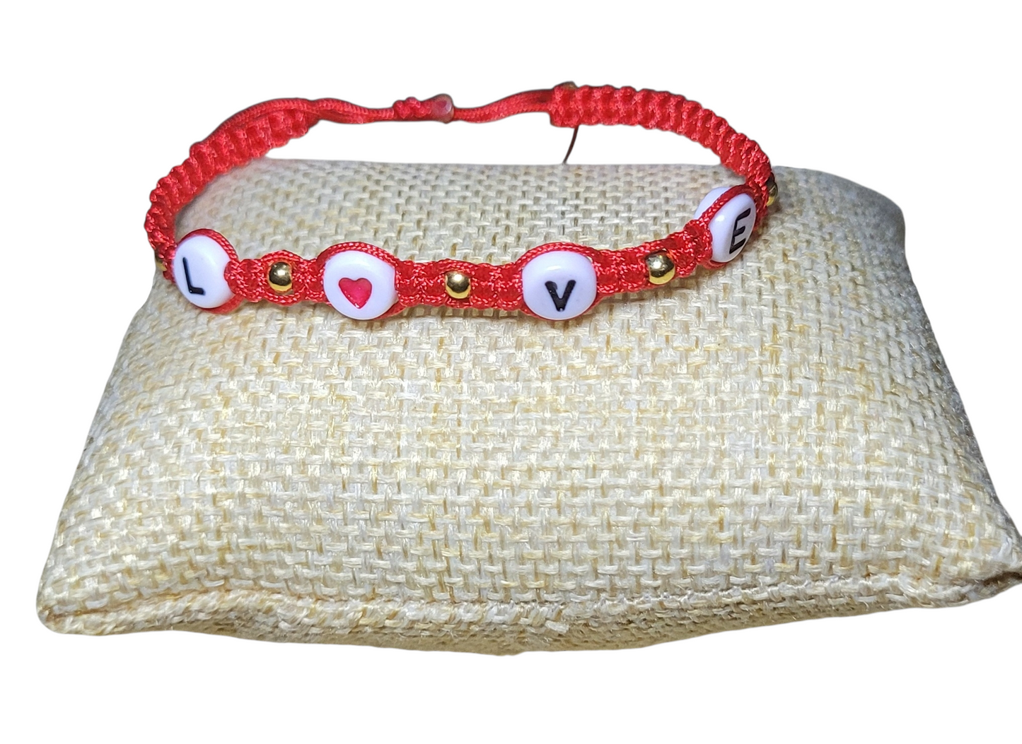 Adjustable woven bracelet with hearts./Pulsera tejida ajustable con corazones