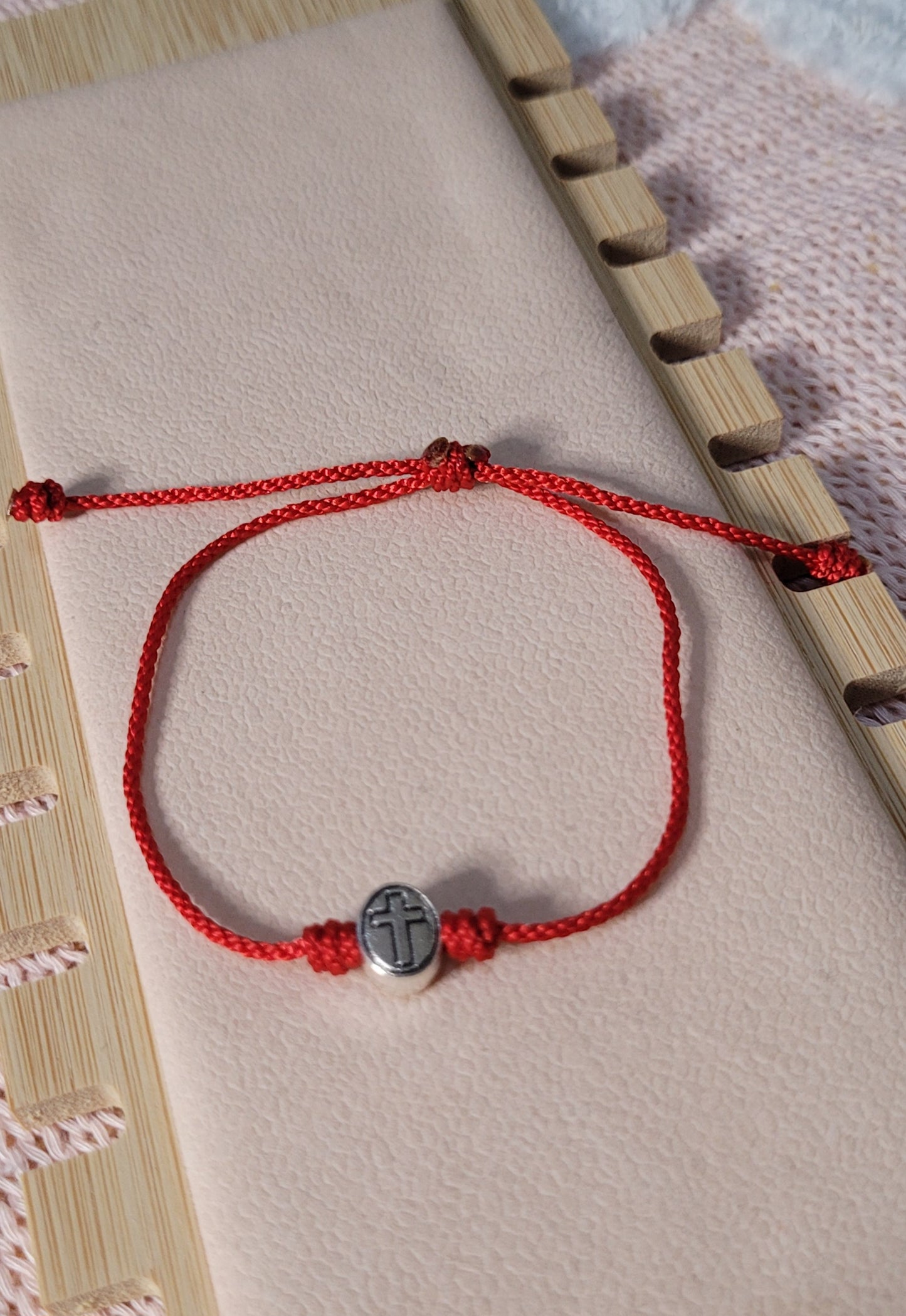 Pulsera de hilo rojo con dije de cruz/ Red thread bracelet with cross charm
