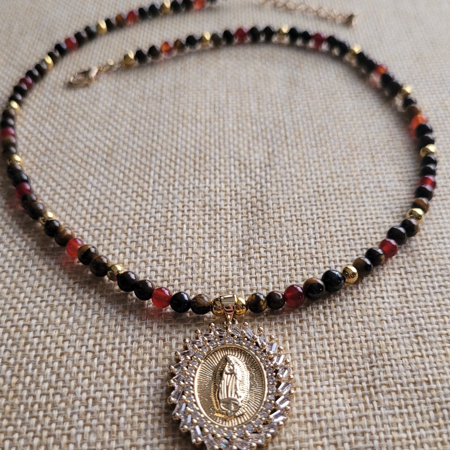 Collar Virgen de Guadalupe con Piedras Naturales Ojo de Tigre y Cornalina/ Virgin of Guadalupe Necklace with Natural Tiger's Eye and Carnelian Stones