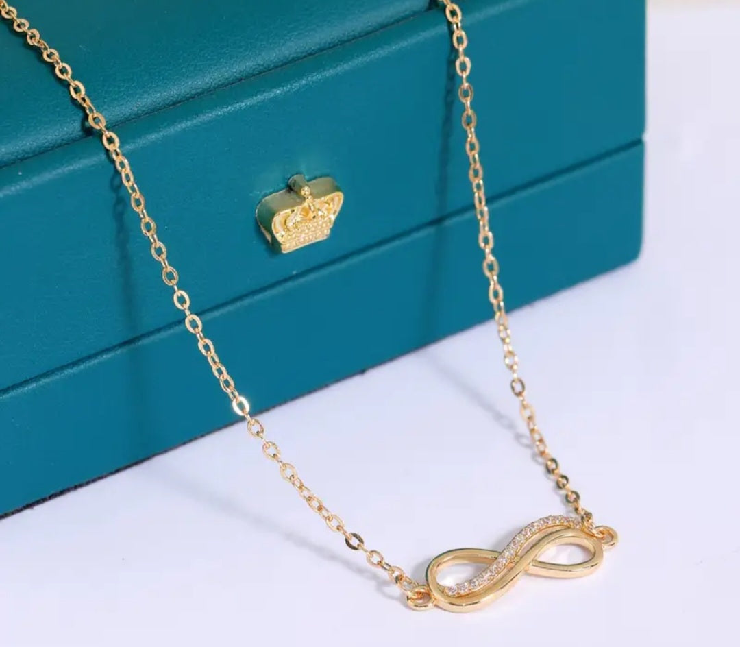 Cadena de acero inoxidable con dije de infinito con zircones/ Stainless steel chain with infinity pendant with cubic zirconia.