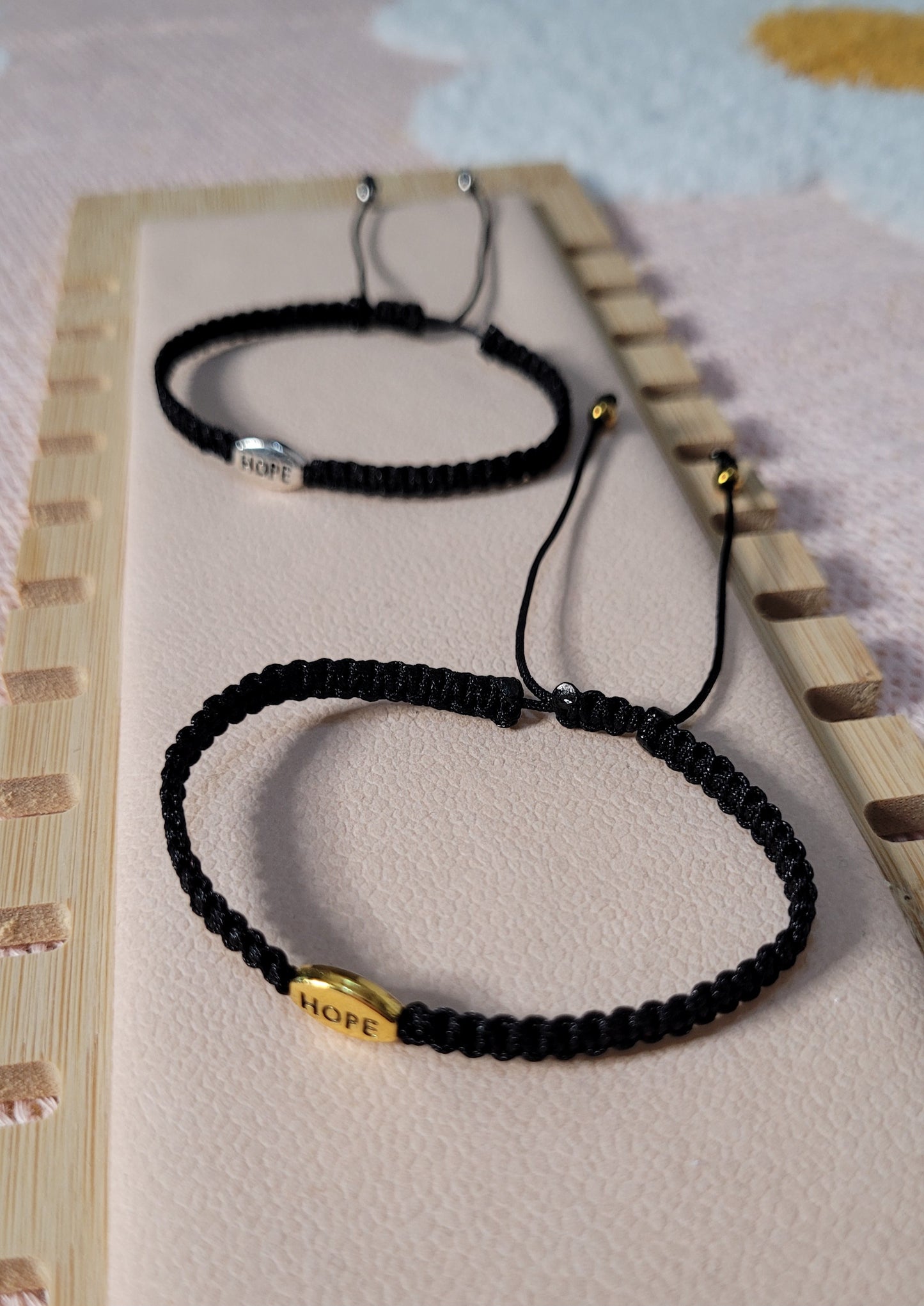 Pulsera tejida ajustable unisex con dije de esperanza/ Unisex adjustable woven bracelet with hope charm