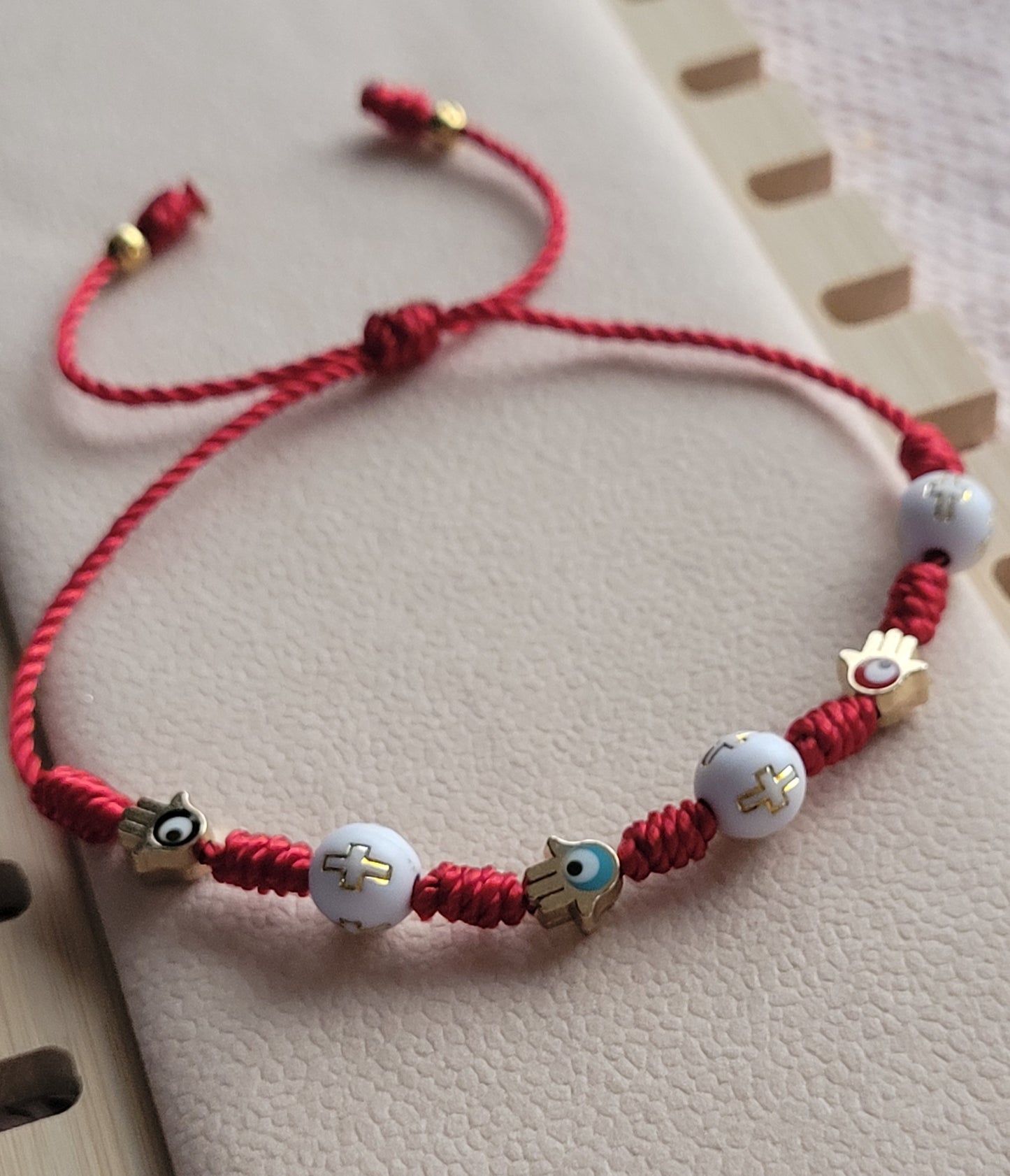 Pulsera ajustable hilo rojo 7 nudos/ Adjustable red thread bracelet with 7 knots