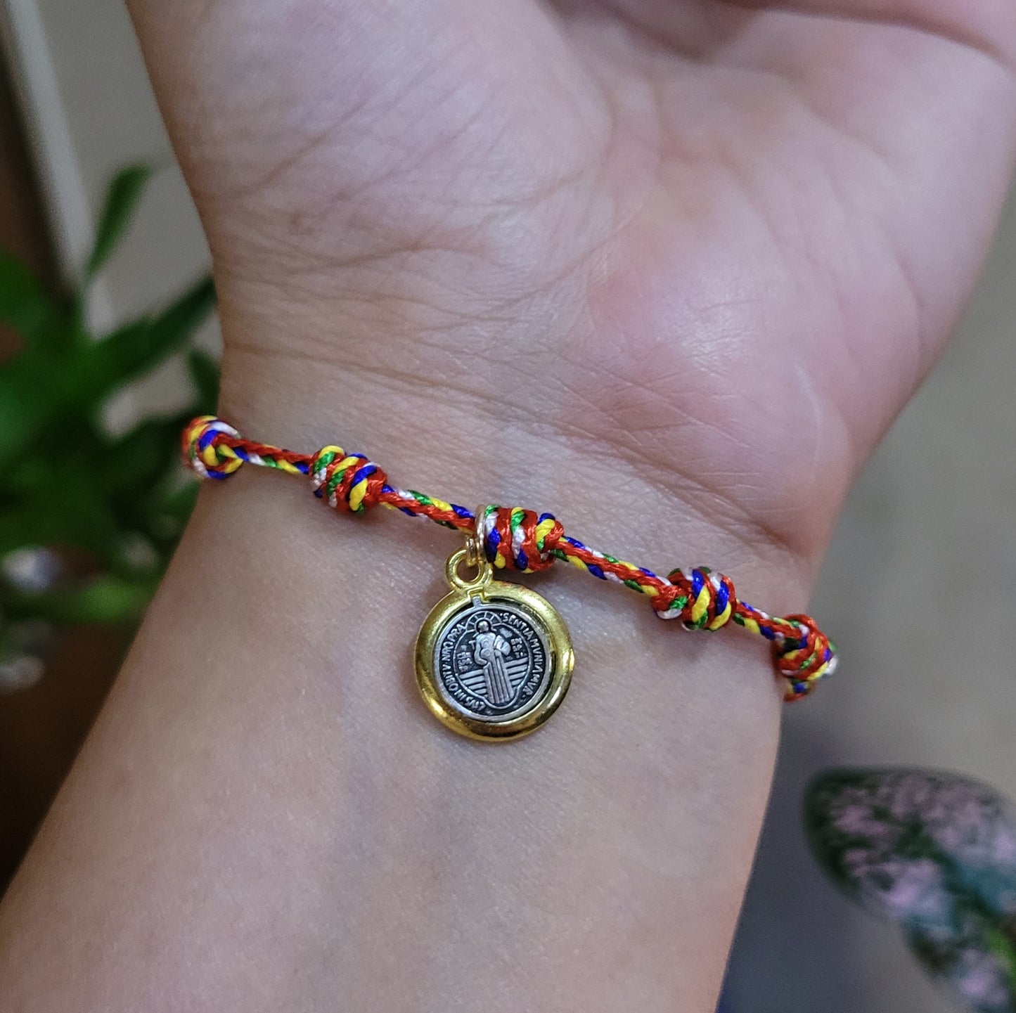 Pulseras Ajustables Multicolor con Dijes de Elefante y San Benito/ Adjustable Multicolor Bracelets with Elephant and St. Benedict Charms