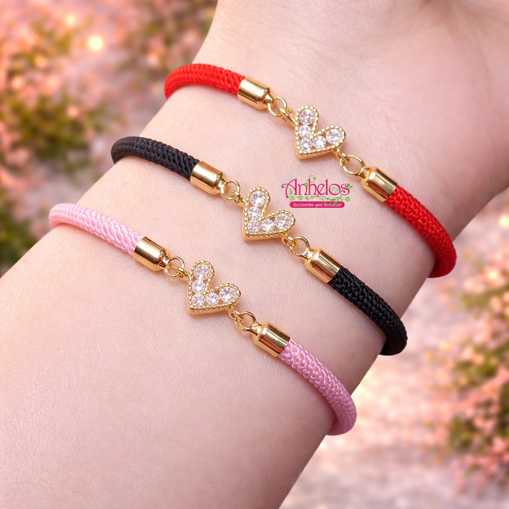 Pulsera con cordon ajustable con dije de corazon con Zircon/ Adjustable cord bracelet with heart charm and zircon.