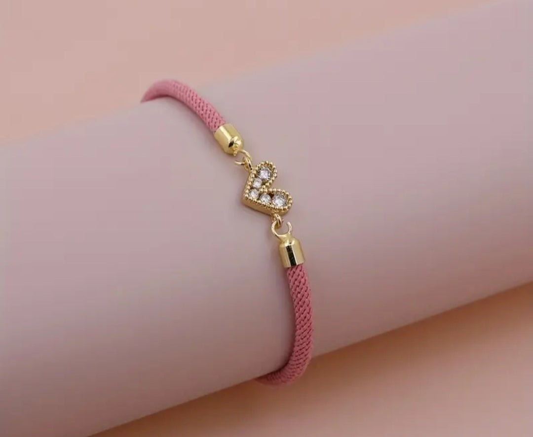 Pulsera con cordon ajustable con dije de corazon con Zircon/ Adjustable cord bracelet with heart charm and zircon.
