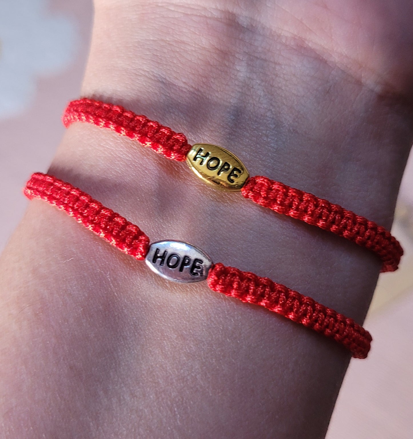Pulsera tejida ajustable unisex con dije de esperanza/ Unisex adjustable woven bracelet with hope charm