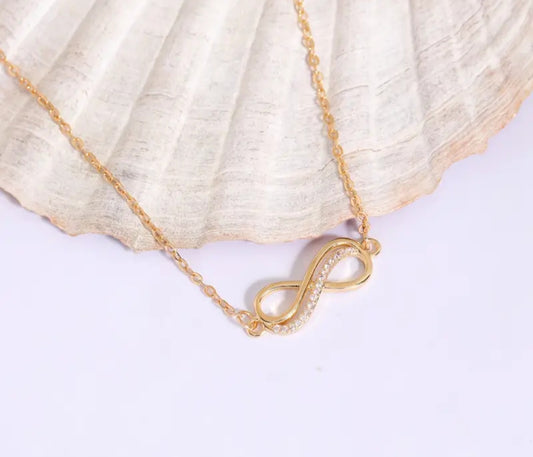 Cadena de acero inoxidable con dije de infinito con zircones/ Stainless steel chain with infinity pendant with cubic zirconia.