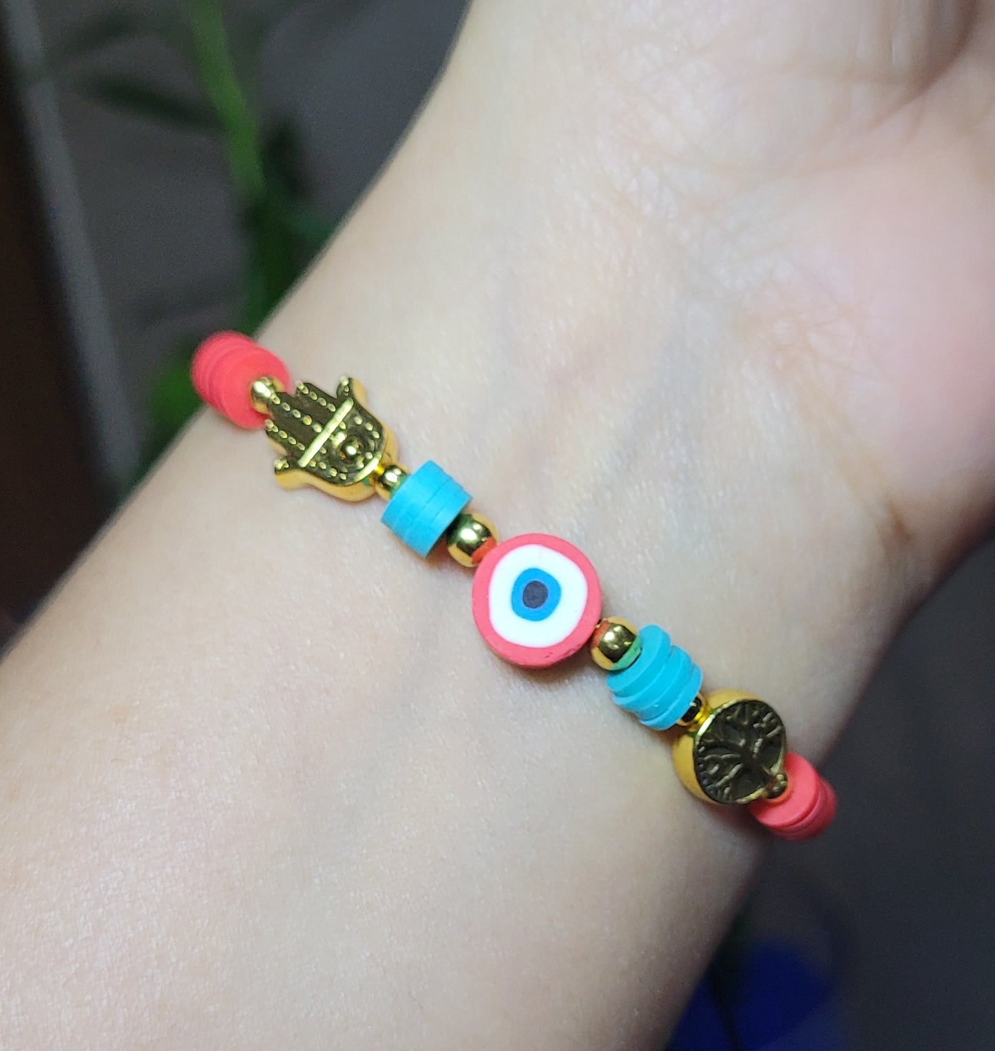 Pulsera con dijes de protección/ Bracelet with protection charms