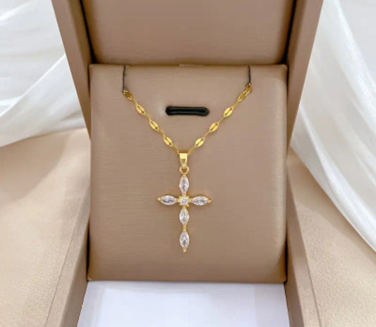 Cadena de acero inoxidable con dije de Cruz con circones/ Stainless steel chain with cross pendant and cubic zirconia.
