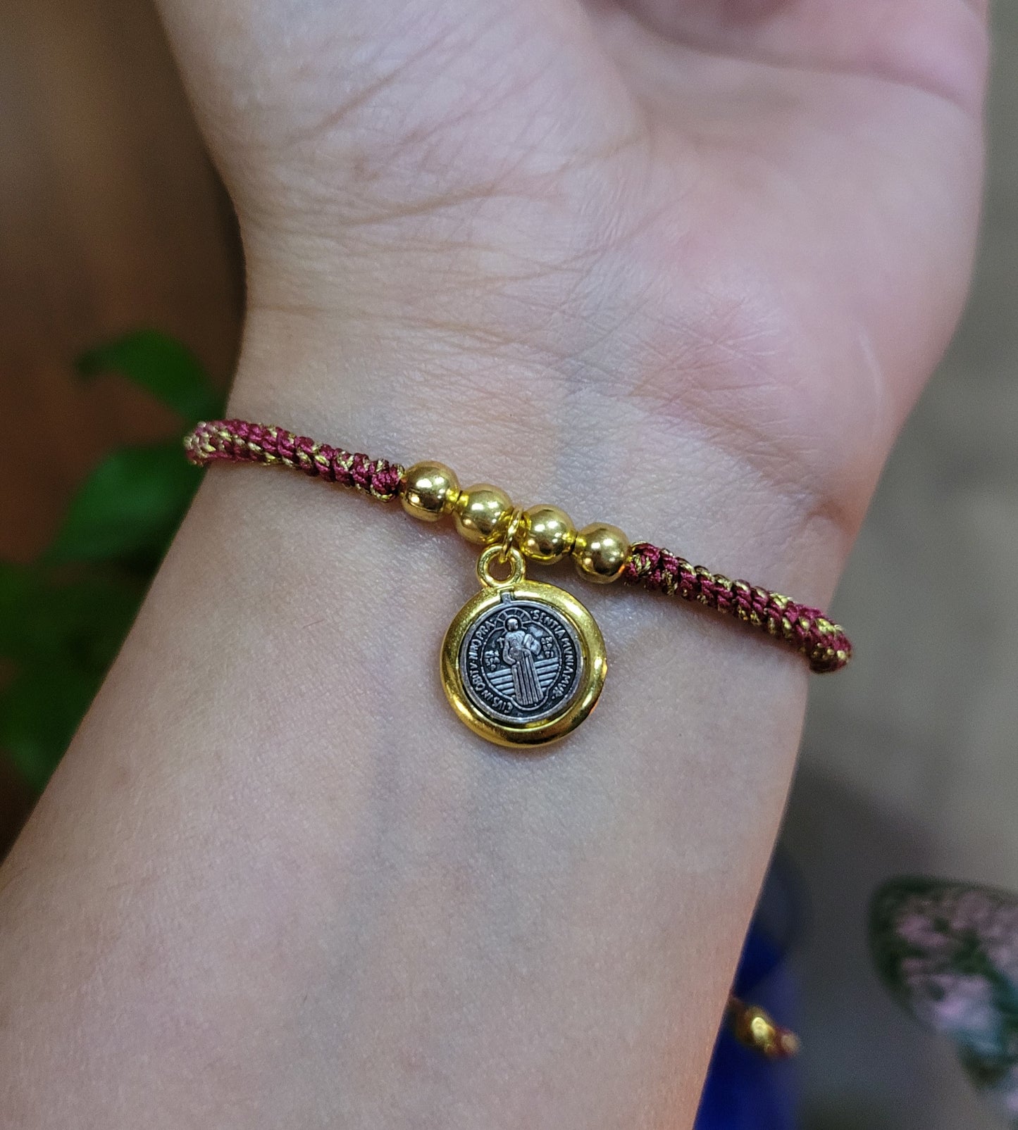 Pulseras Ajustables San Benito con hilo trenzado/ Adjustable Saint Benedict bracelets with braided thread
