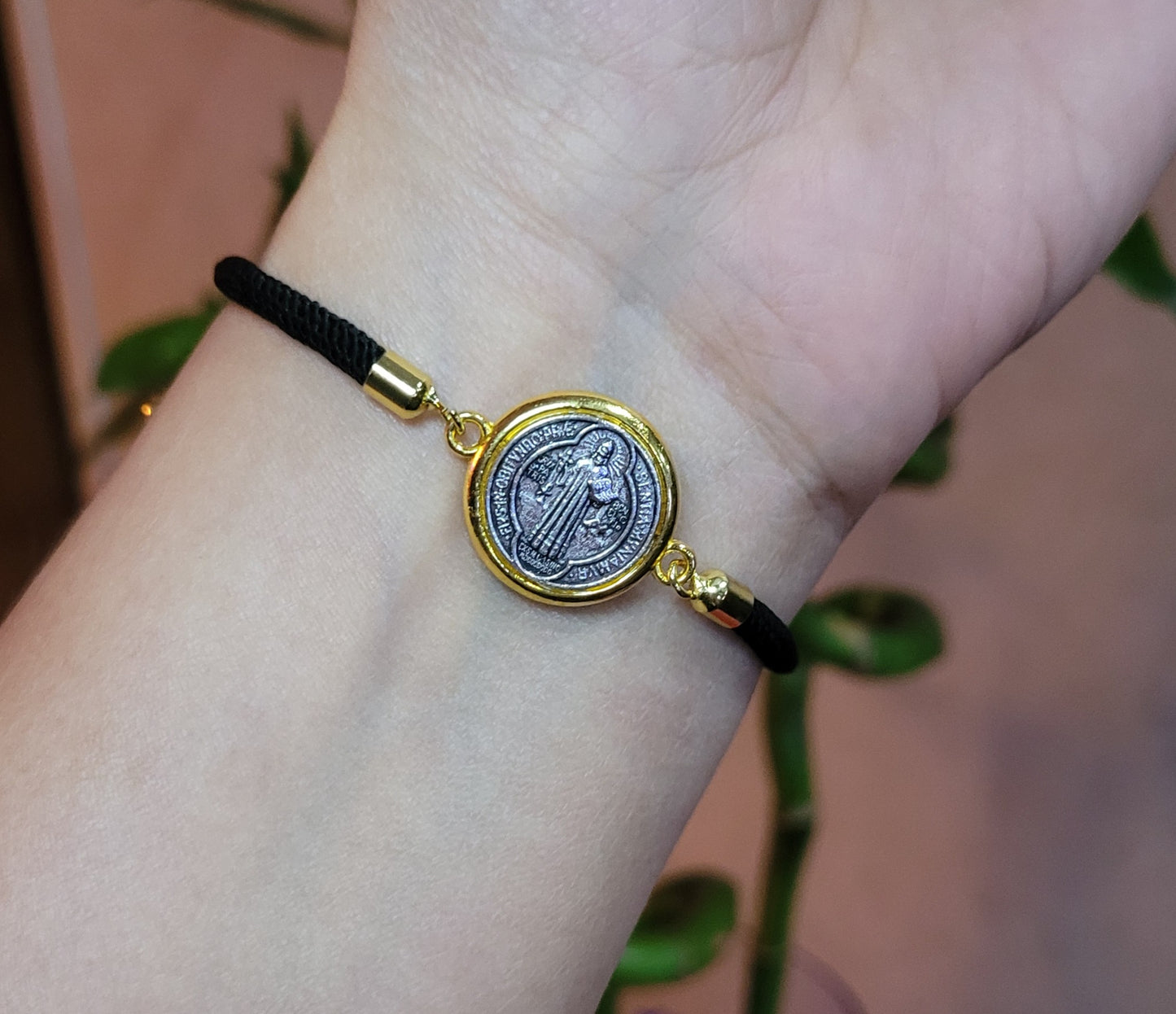 Pulsera ajustable con medalla de San Benito de Abad/ Adjustable bracelet with St. Benedict medal