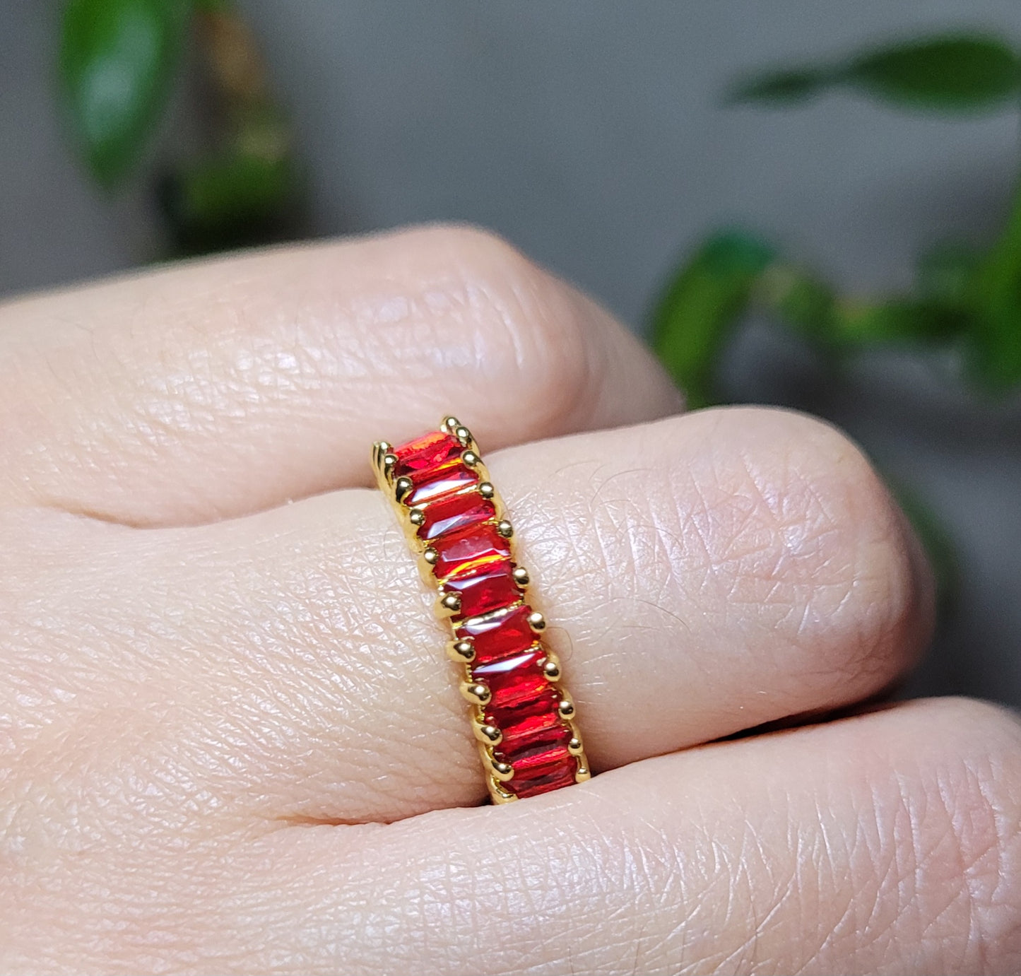 Anillo de acero inoxidable ajustable con circones/ Adjustable stainless steel ring with zircons