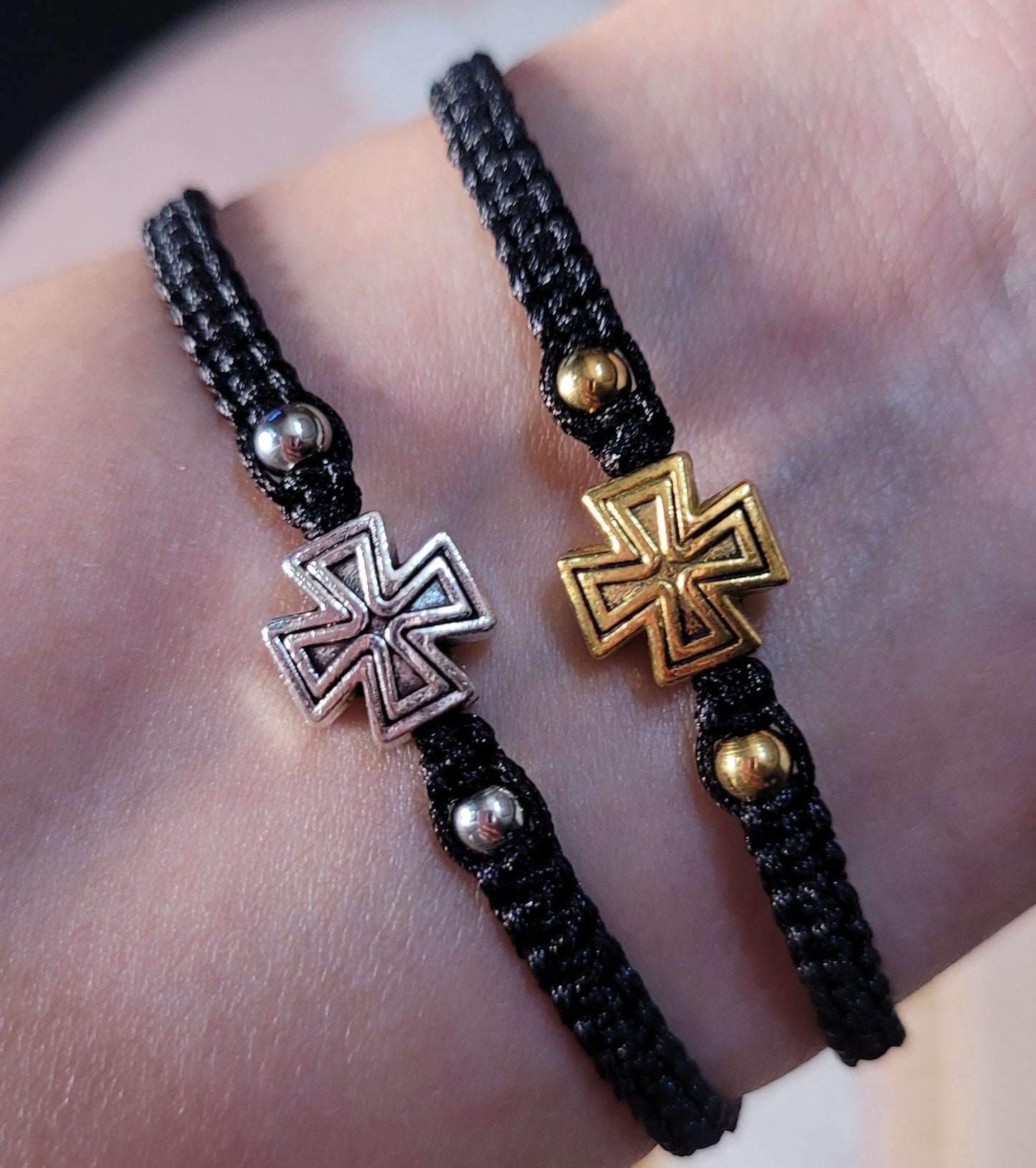 Pulsera tejida ajustable unisex con dije de cruz/ Unisex adjustable woven bracelet with cross charm