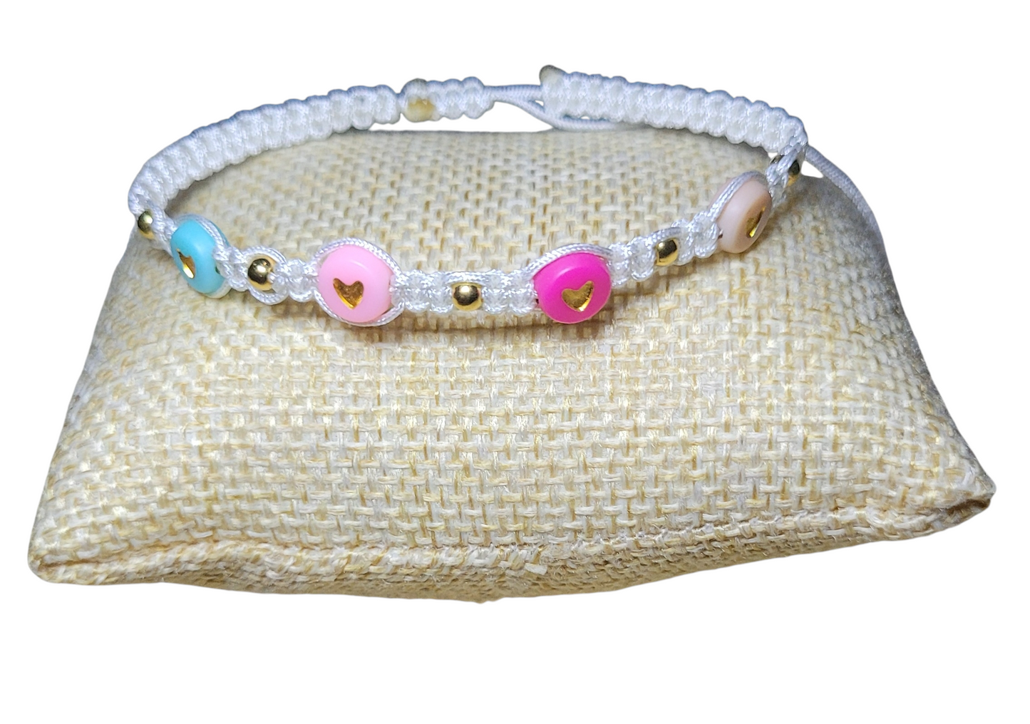 Adjustable woven bracelet with hearts./Pulsera tejida ajustable con corazones
