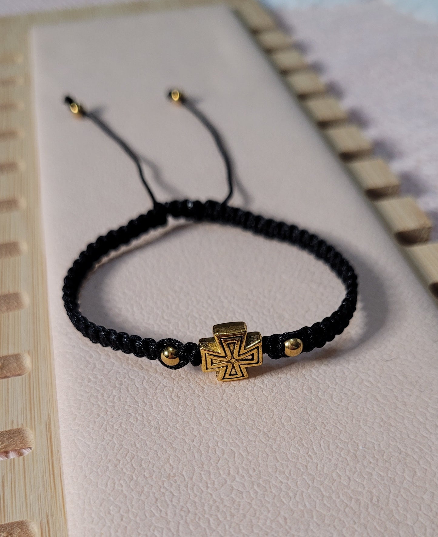Pulsera tejida ajustable unisex con dije de cruz/ Unisex adjustable woven bracelet with cross charm