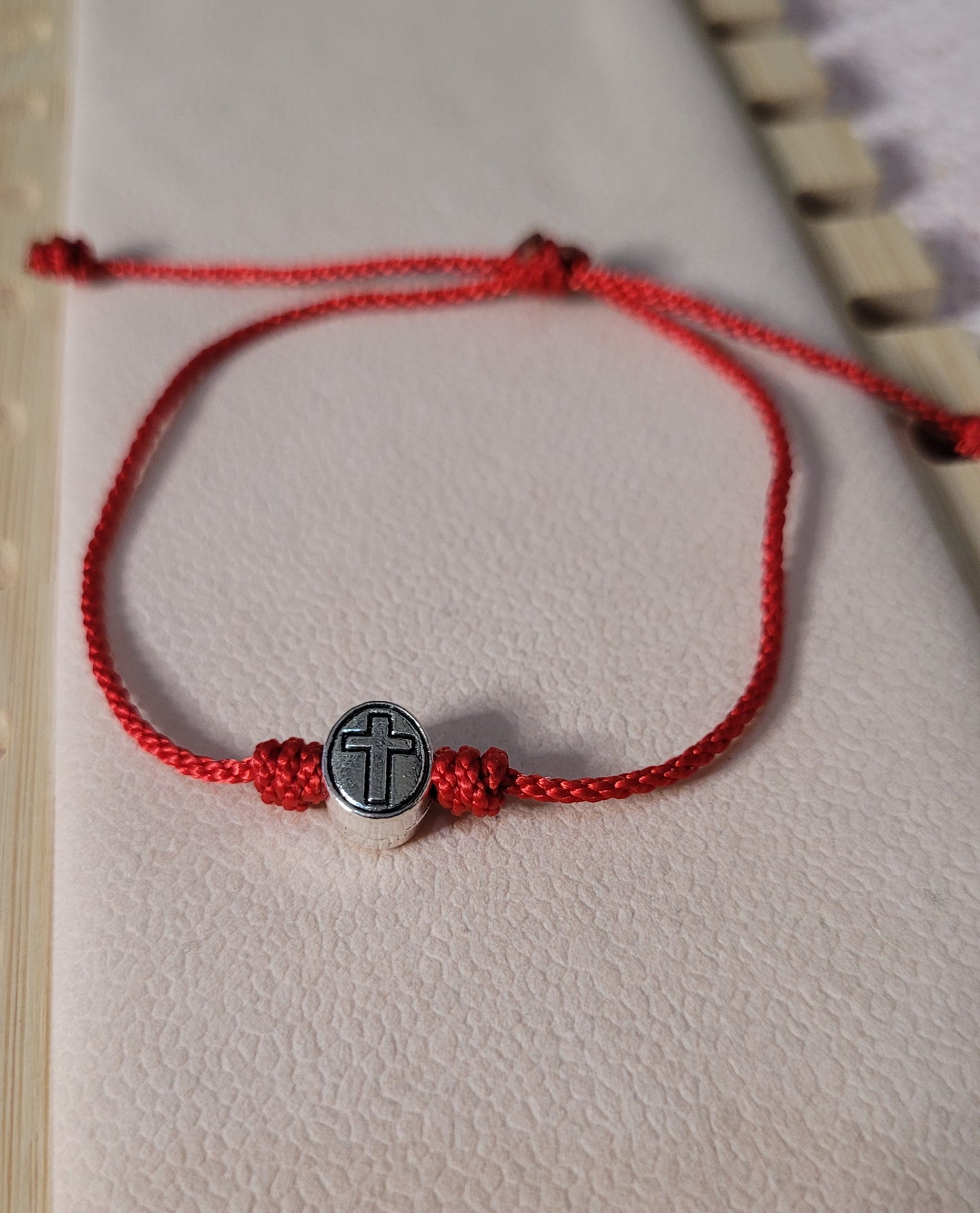 Pulsera de hilo rojo con dije de cruz/ Red thread bracelet with cross charm