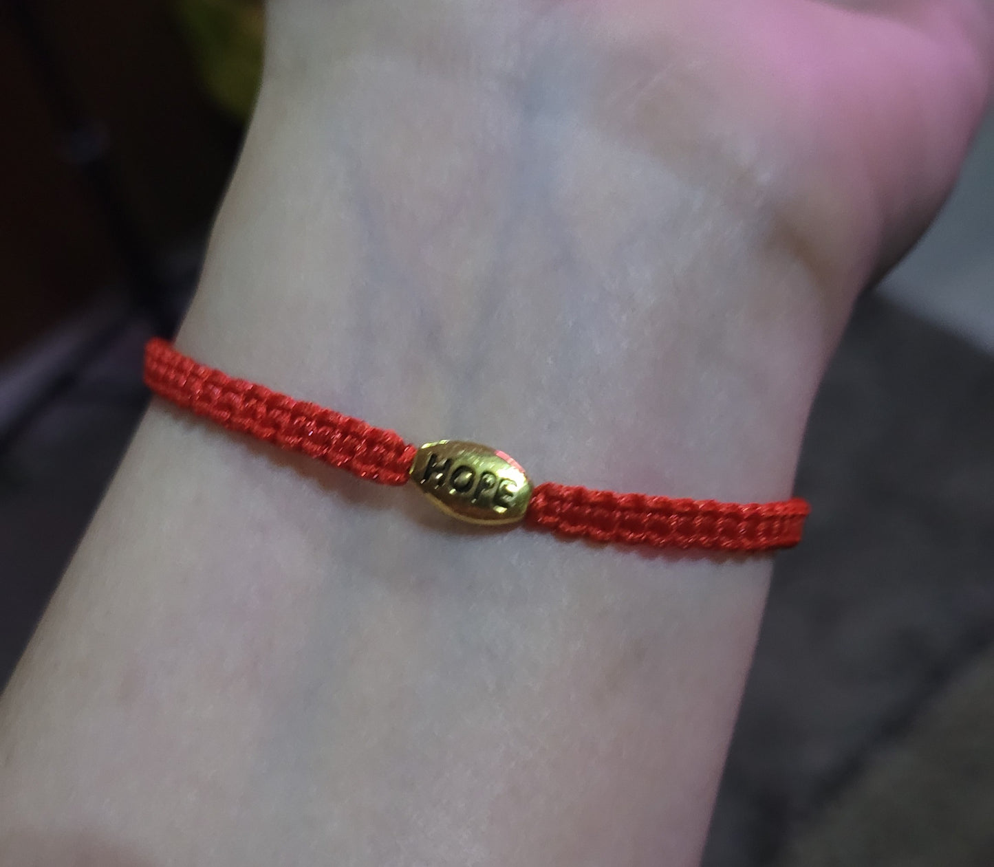 Pulsera tejida ajustable unisex con dije de esperanza/ Unisex adjustable woven bracelet with hope charm
